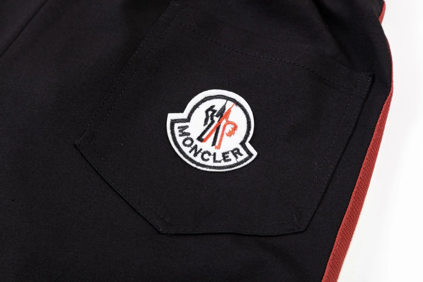 【MONCLER  公式旗艦店】モンクレール  ショートパンツ  ご好評に付き再入荷！