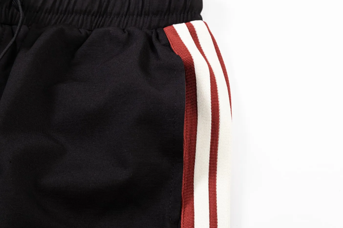 【MONCLER  公式旗艦店】モンクレール  ショートパンツ  ご好評に付き再入荷！