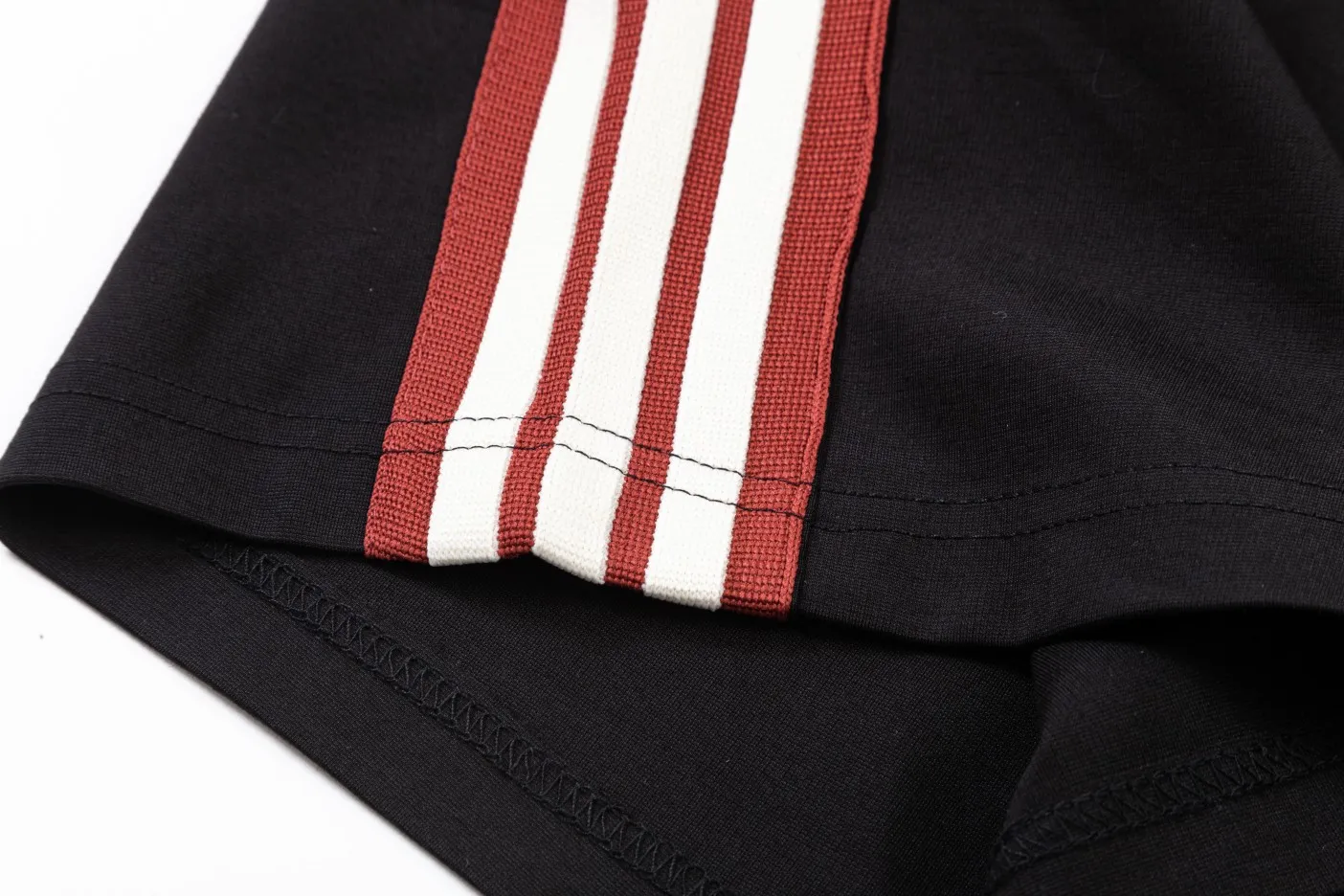 【MONCLER  公式旗艦店】モンクレール  ショートパンツ  ご好評に付き再入荷！