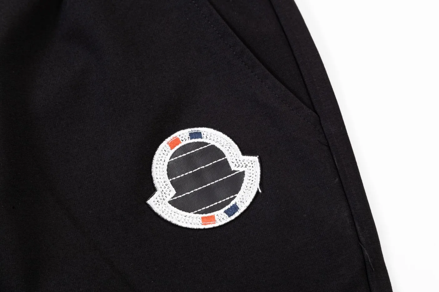 【MONCLER  公式旗艦店】モンクレール  ショートパンツ  ご好評に付き再入荷！