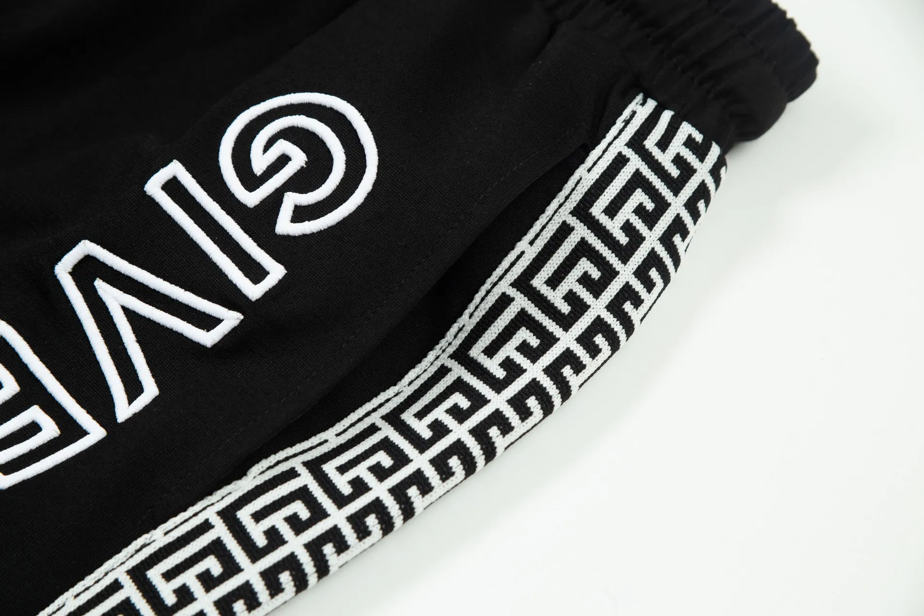【GIVENCHY  公式旗艦店】ジバンシー ショートパンツご好評に付き再入荷 240803