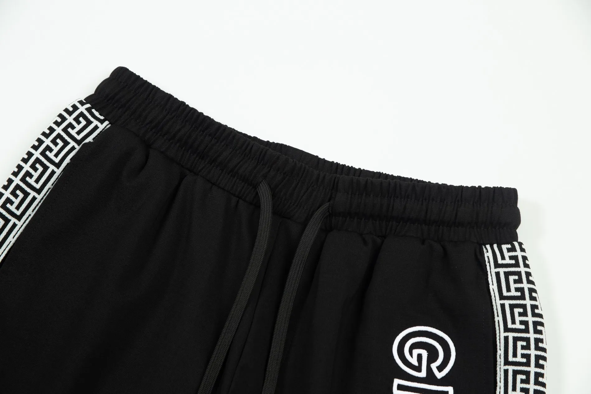 【GIVENCHY  公式旗艦店】ジバンシー ショートパンツご好評に付き再入荷 240803