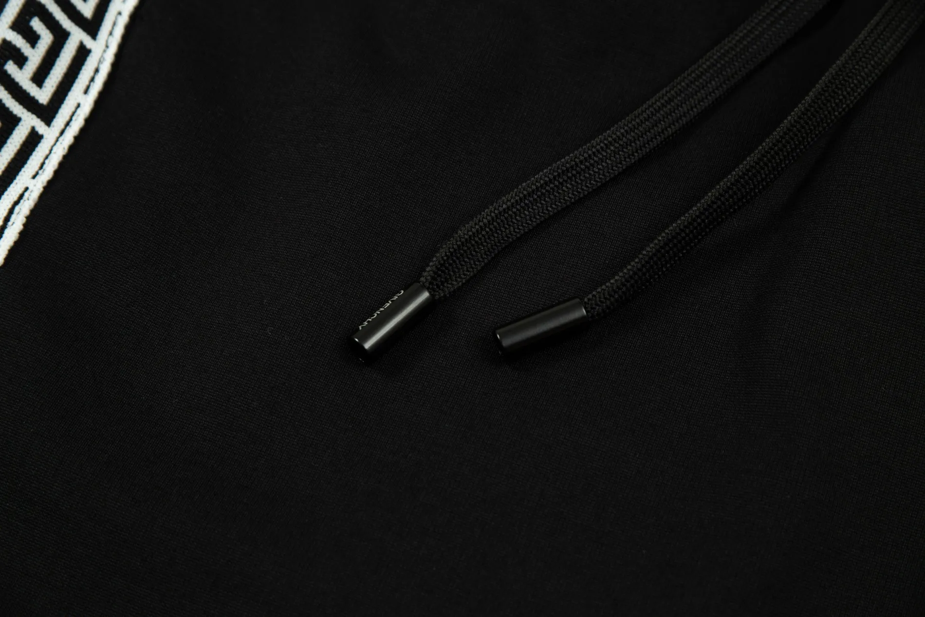 【GIVENCHY  公式旗艦店】ジバンシー ショートパンツご好評に付き再入荷 240803