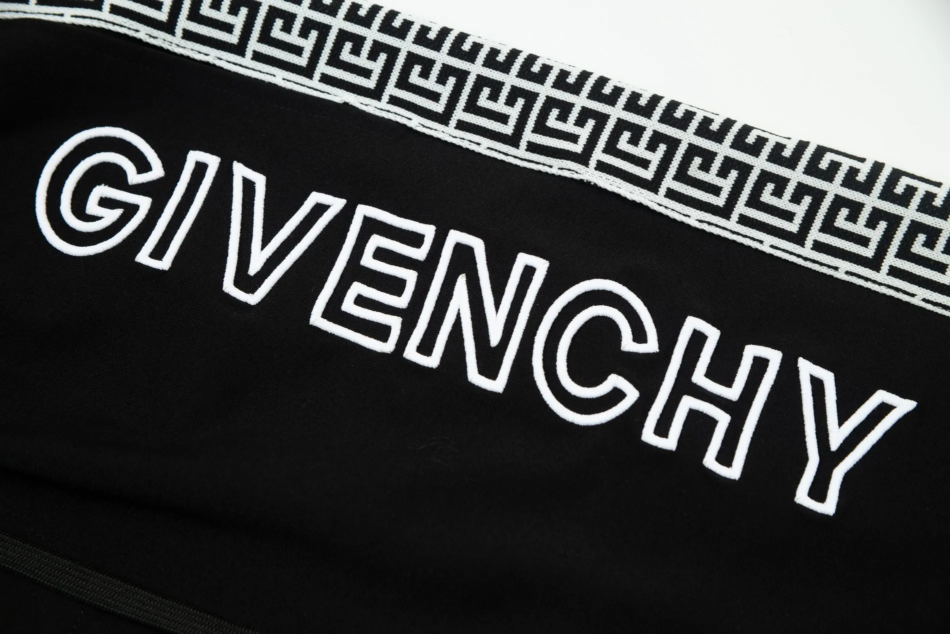 【GIVENCHY  公式旗艦店】ジバンシー ショートパンツご好評に付き再入荷 240803