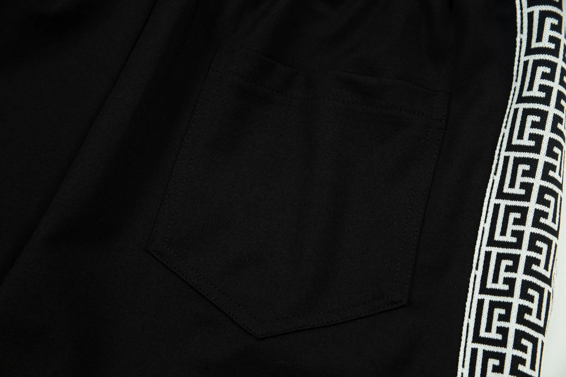 【GIVENCHY  公式旗艦店】ジバンシー ショートパンツご好評に付き再入荷 240803