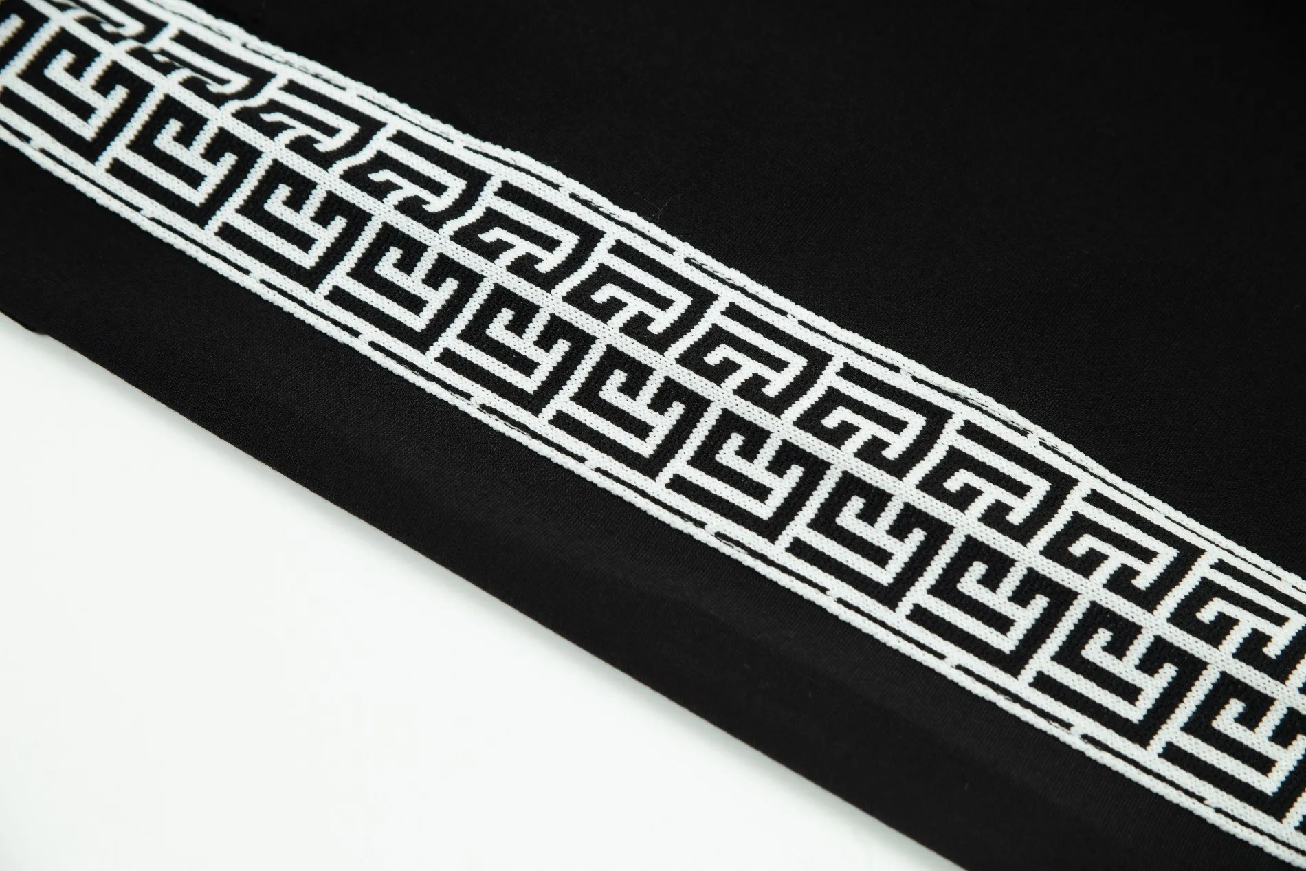 【GIVENCHY  公式旗艦店】ジバンシー ショートパンツご好評に付き再入荷 240803