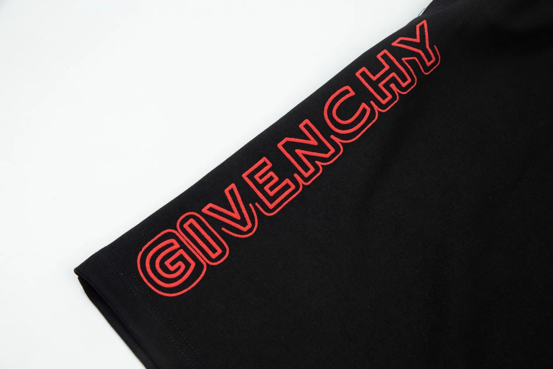 【GIVENCHY  公式旗艦店】ジバンシー ショートパンツご好評に付き再入荷！