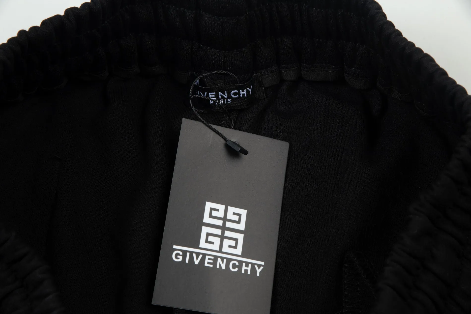 【GIVENCHY  公式旗艦店】ジバンシー ショートパンツご好評に付き再入荷！