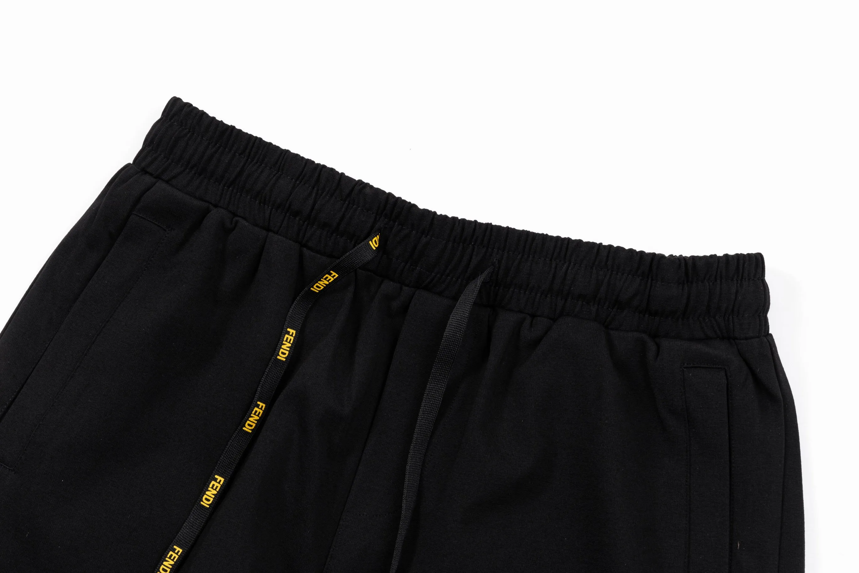 【FENDI  公式旗艦店】フェンディ  ショートパンツご好評に付き再入荷！250226