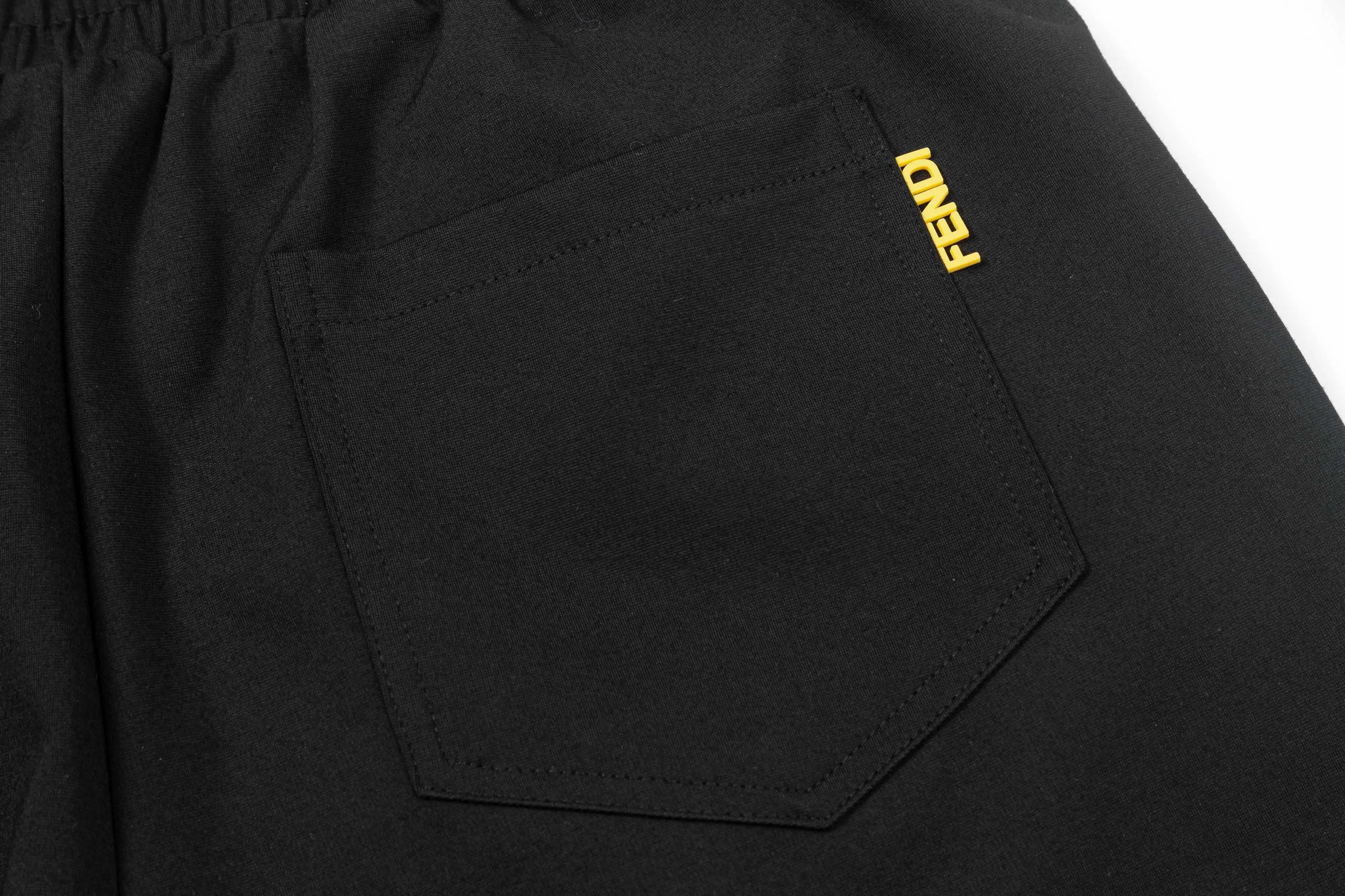 【FENDI  公式旗艦店】フェンディ  ショートパンツご好評に付き再入荷！250226