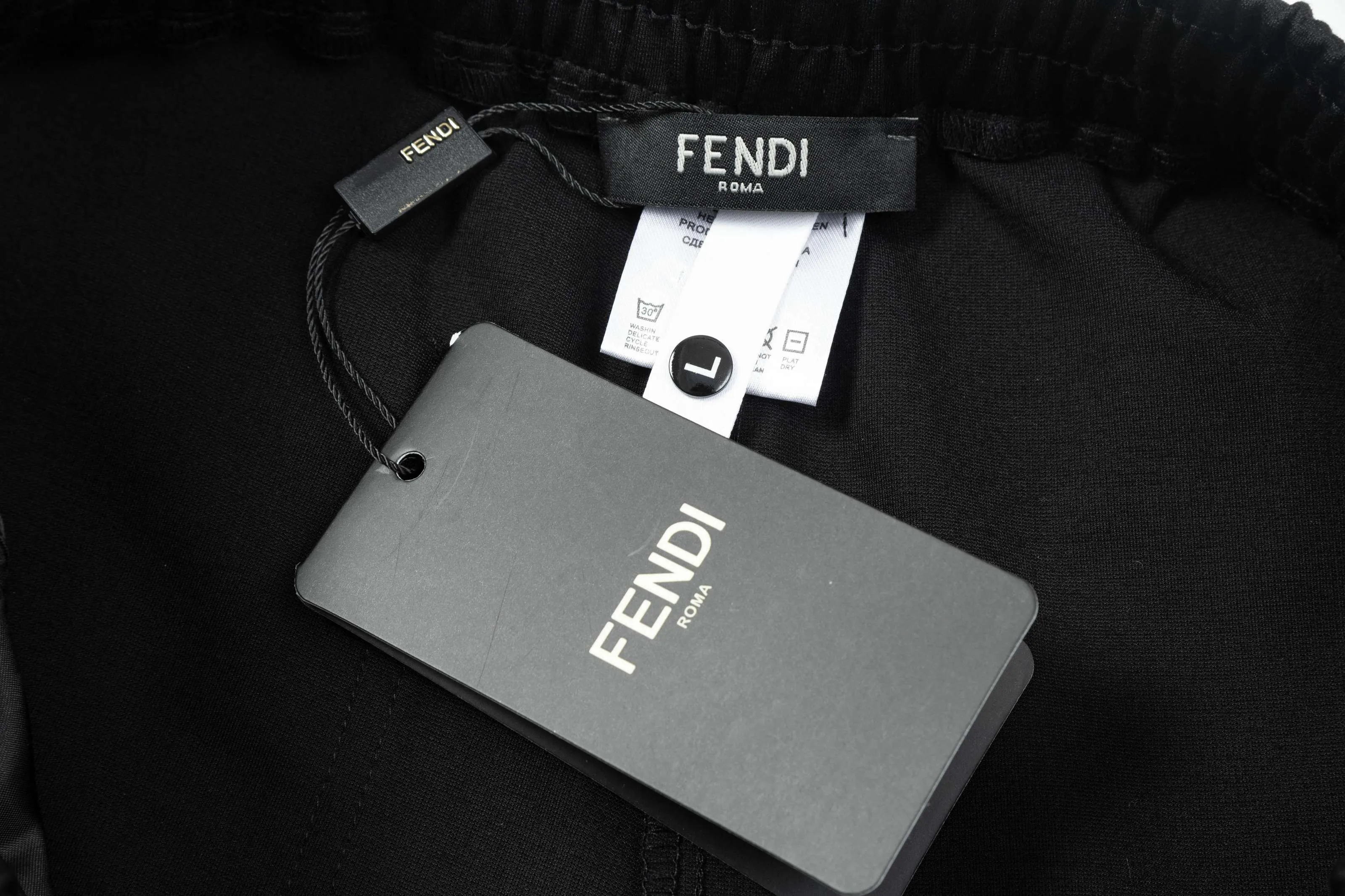 【FENDI  公式旗艦店】フェンディ  ショートパンツご好評に付き再入荷！250226
