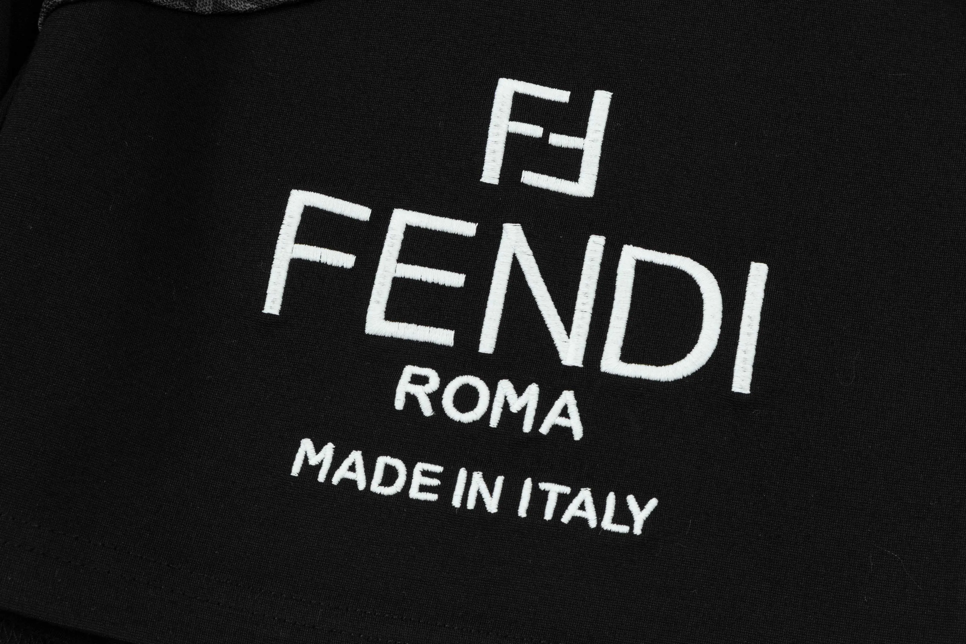【FENDI  公式旗艦店】フェンディ  ショートパンツご好評に付き再入荷！250226