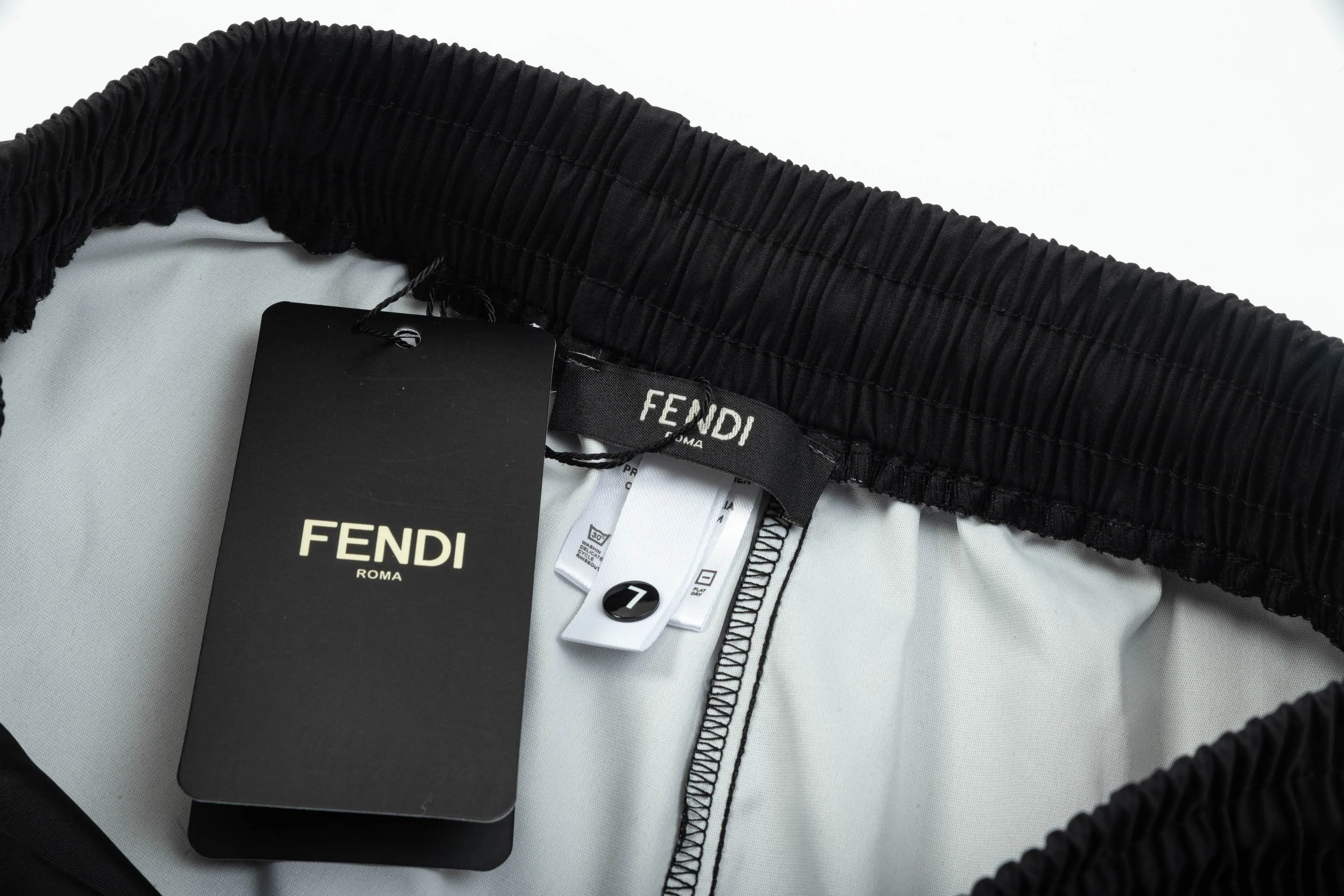 【FENDI  公式旗艦店】フェンディ  ショートパンツご好評に付き再入荷！250226