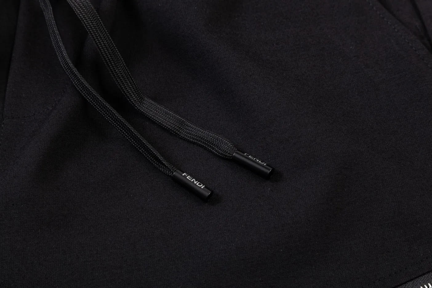 【FENDI  公式旗艦店】フェンディ  ショートパンツご好評に付き再入荷！250226
