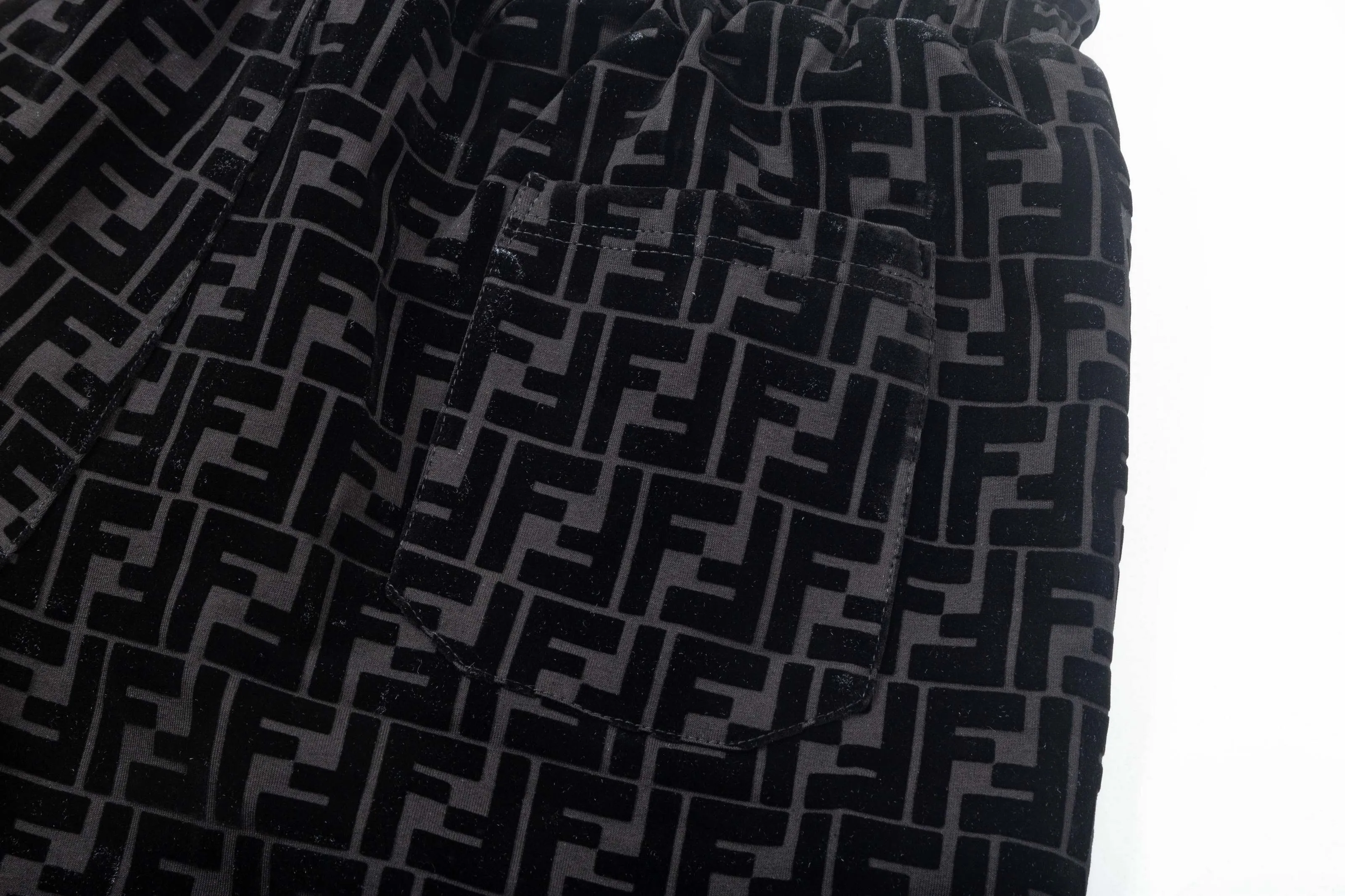 【FENDI   公式旗艦店】フェンディ  ショートパンツご好評に付き再入荷！250226