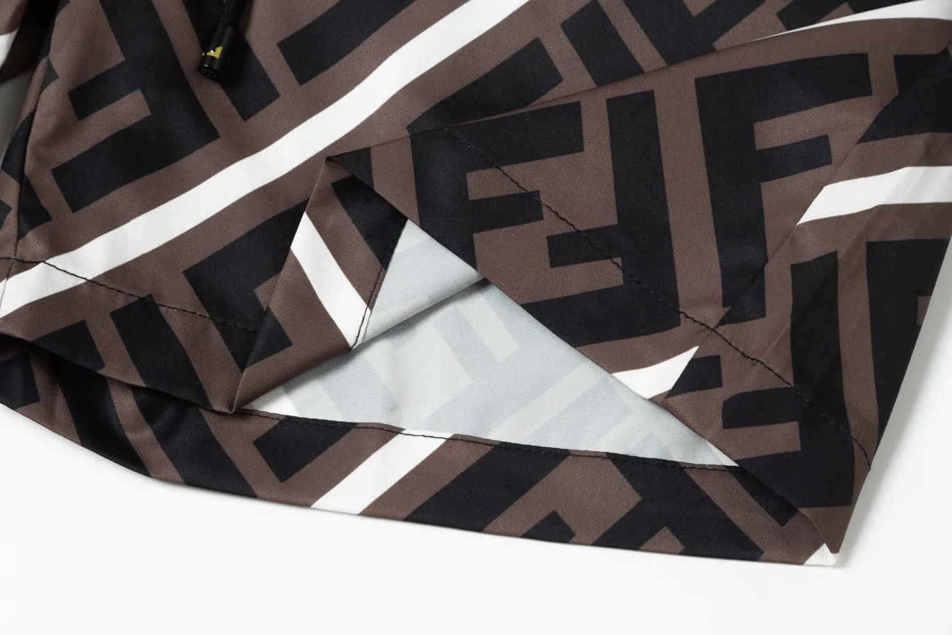 【FENDI 公式旗艦店】フェンディ ショートパンツご好評に付き再入荷 24624