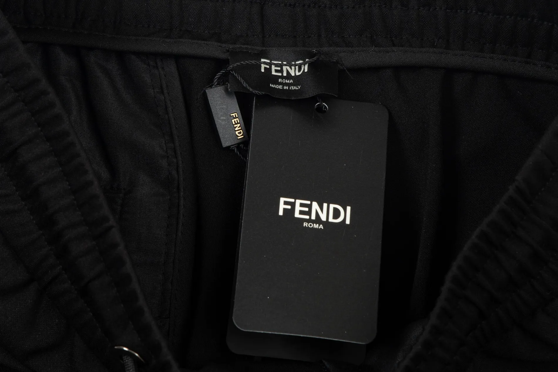 【FENDI 公式旗艦店】モンクレール   ショートパンツ  ご好評に付き再入荷！