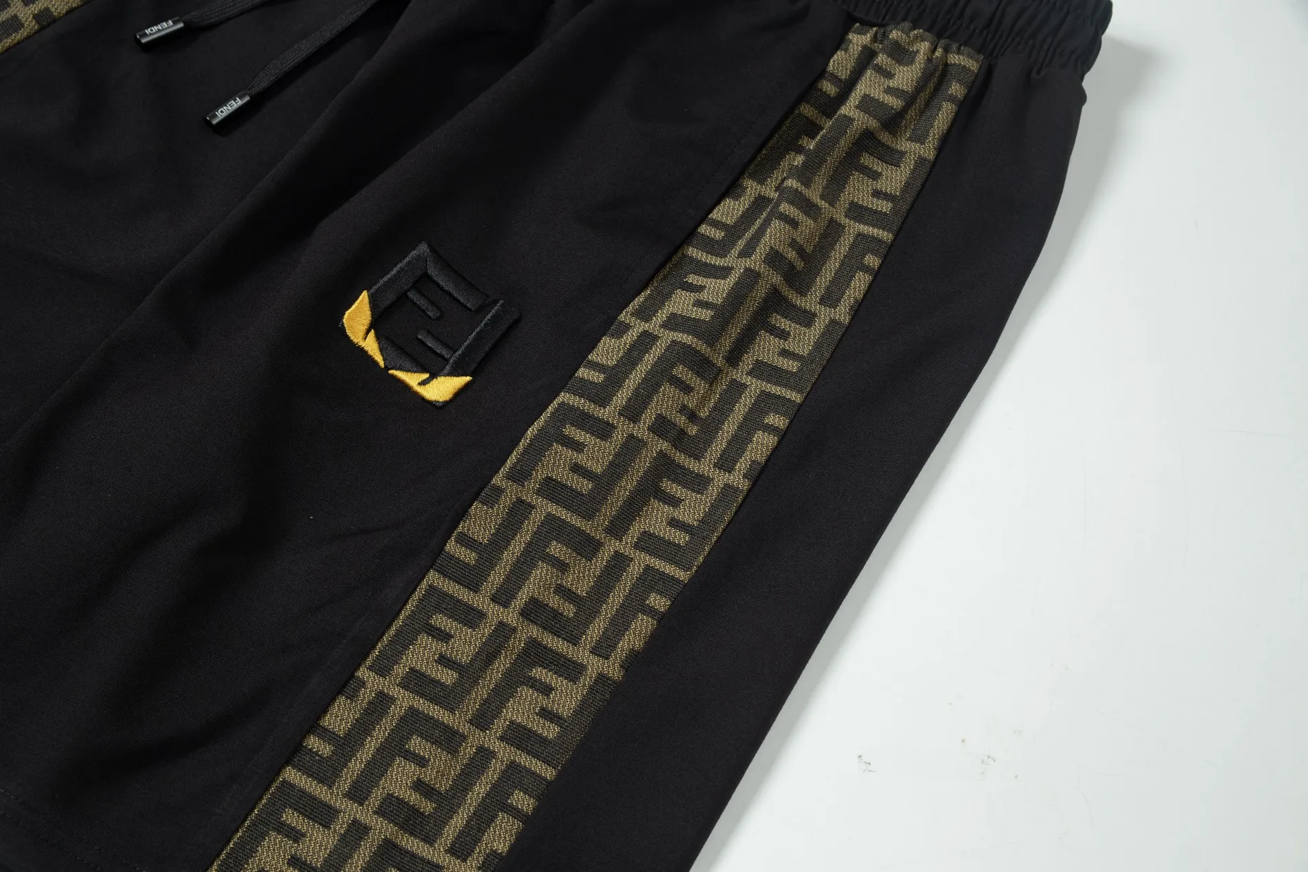 【FENDI  公式旗艦店】フェンディ ショートパンツご好評に付き再入荷！