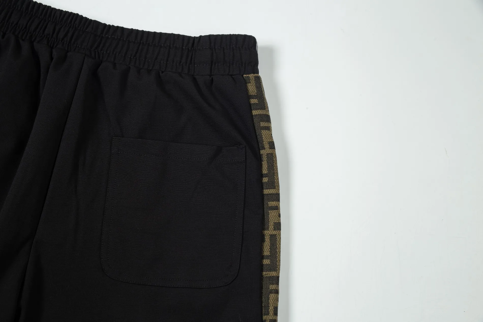 【FENDI  公式旗艦店】フェンディ ショートパンツご好評に付き再入荷！