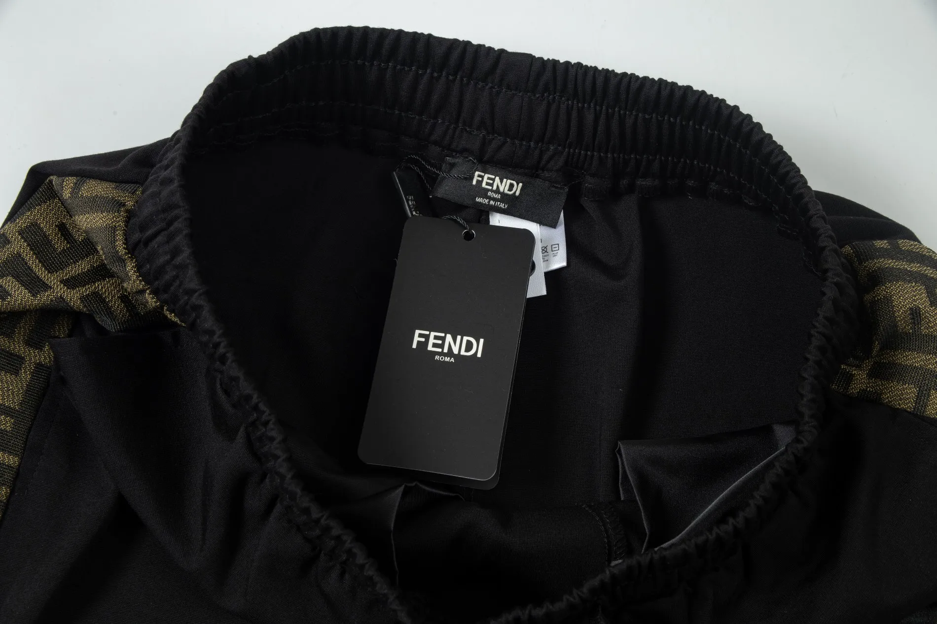 【FENDI  公式旗艦店】フェンディ ショートパンツご好評に付き再入荷！