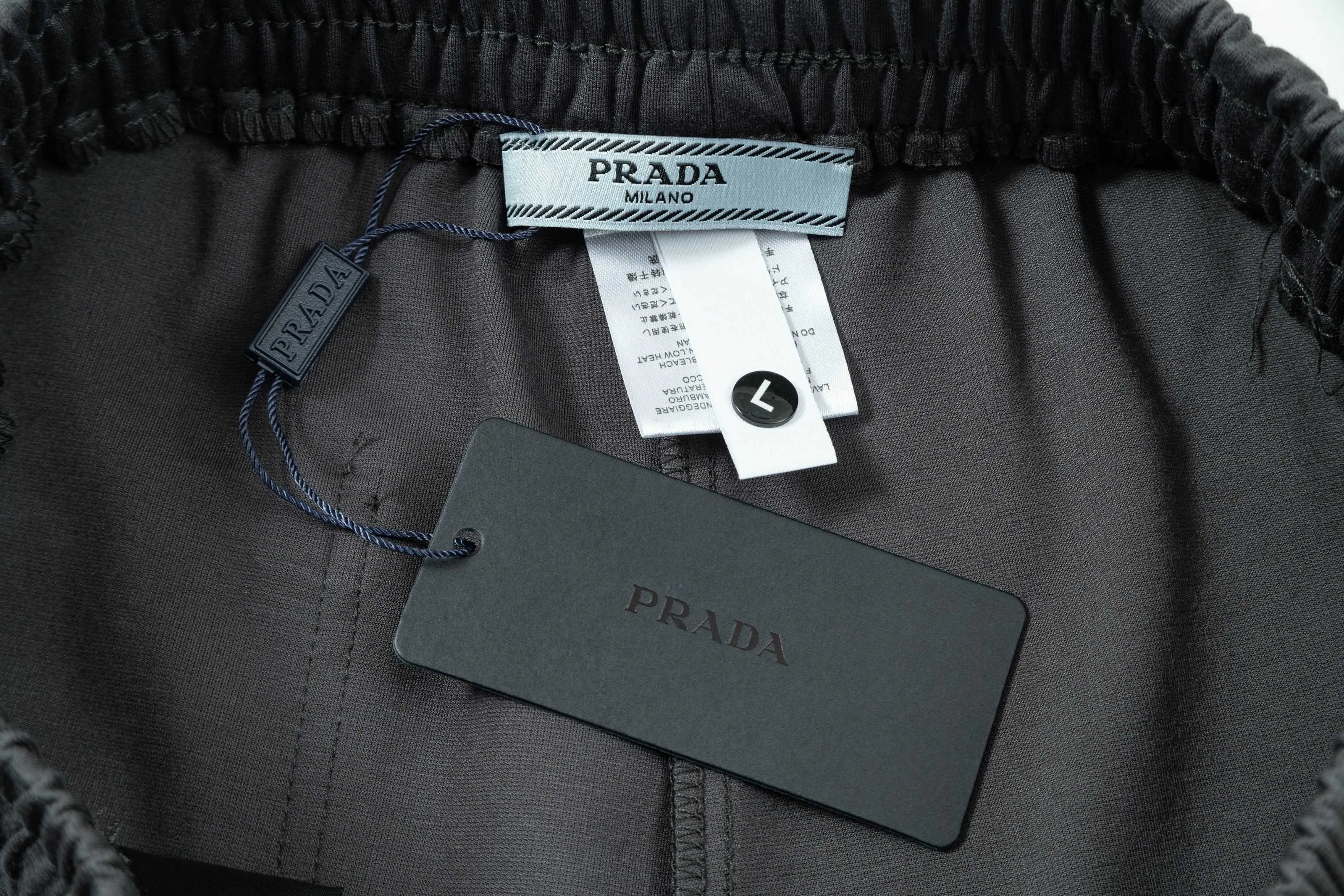 【PRADA  公式旗艦店】プラダ ショートパンツご好評に付き再入荷！250227