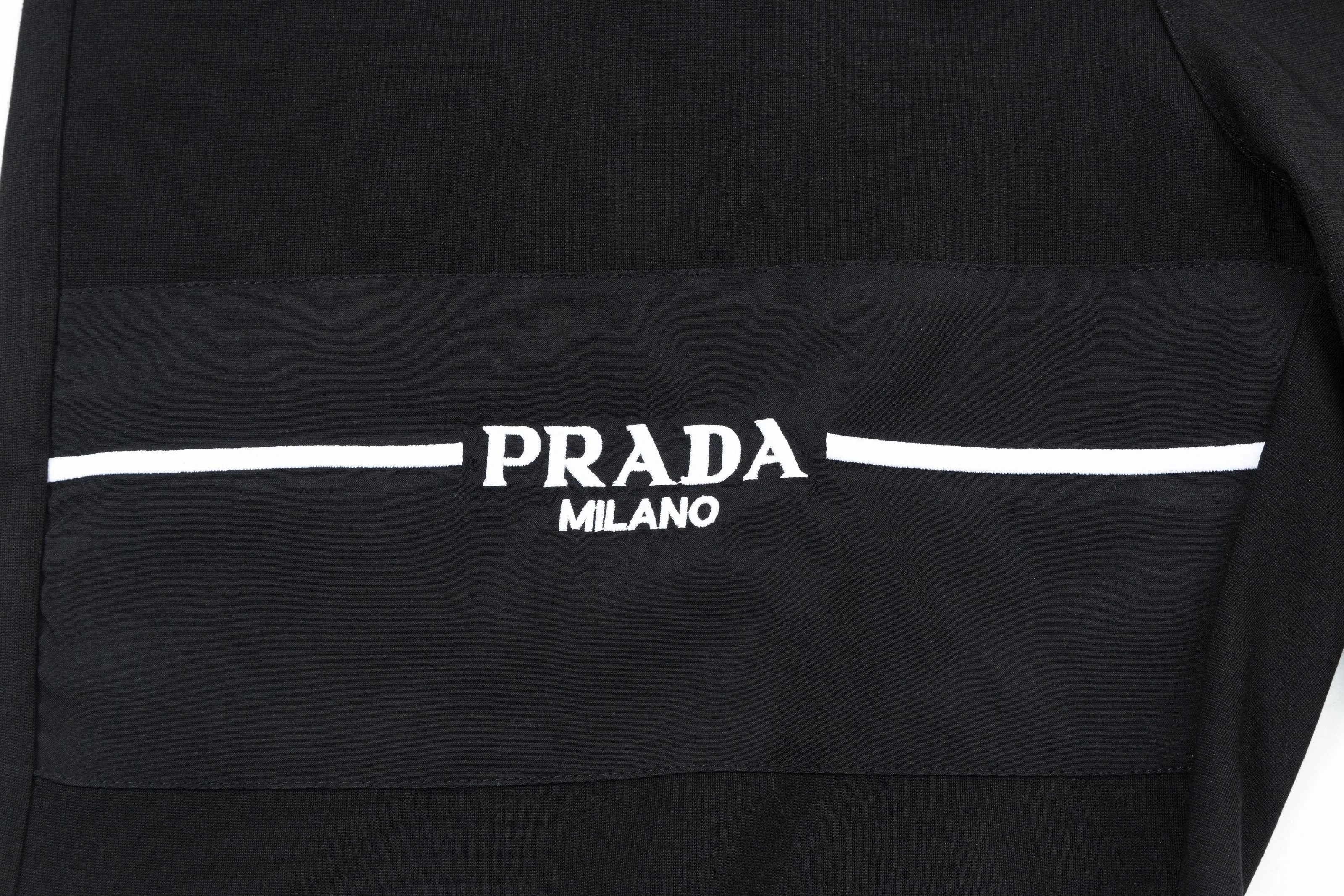 【PRADA  公式旗艦店】プラダ ショートパンツご好評に付き再入荷！250227