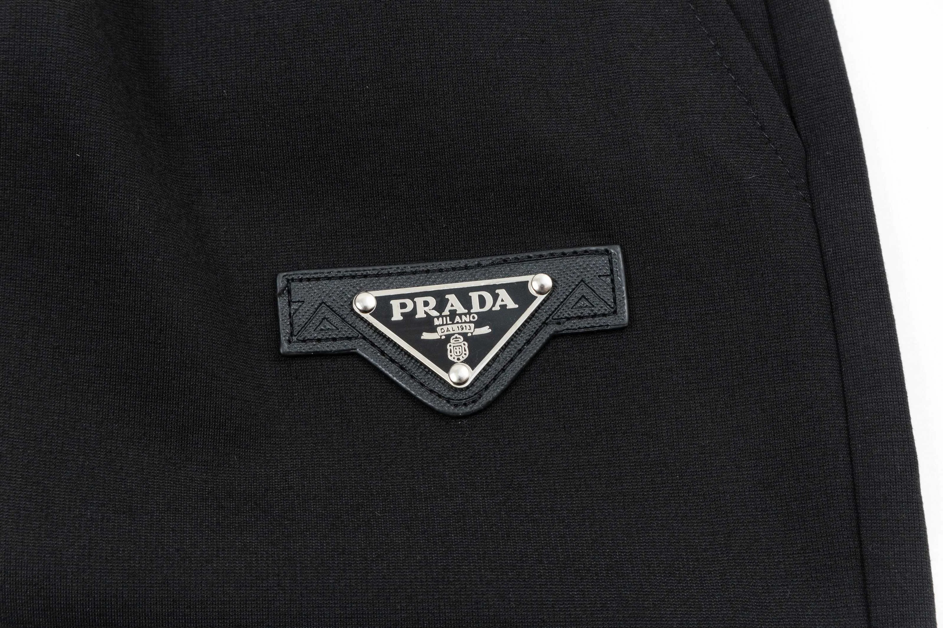 【PRADA  公式旗艦店】プラダ ショートパンツご好評に付き再入荷！250227