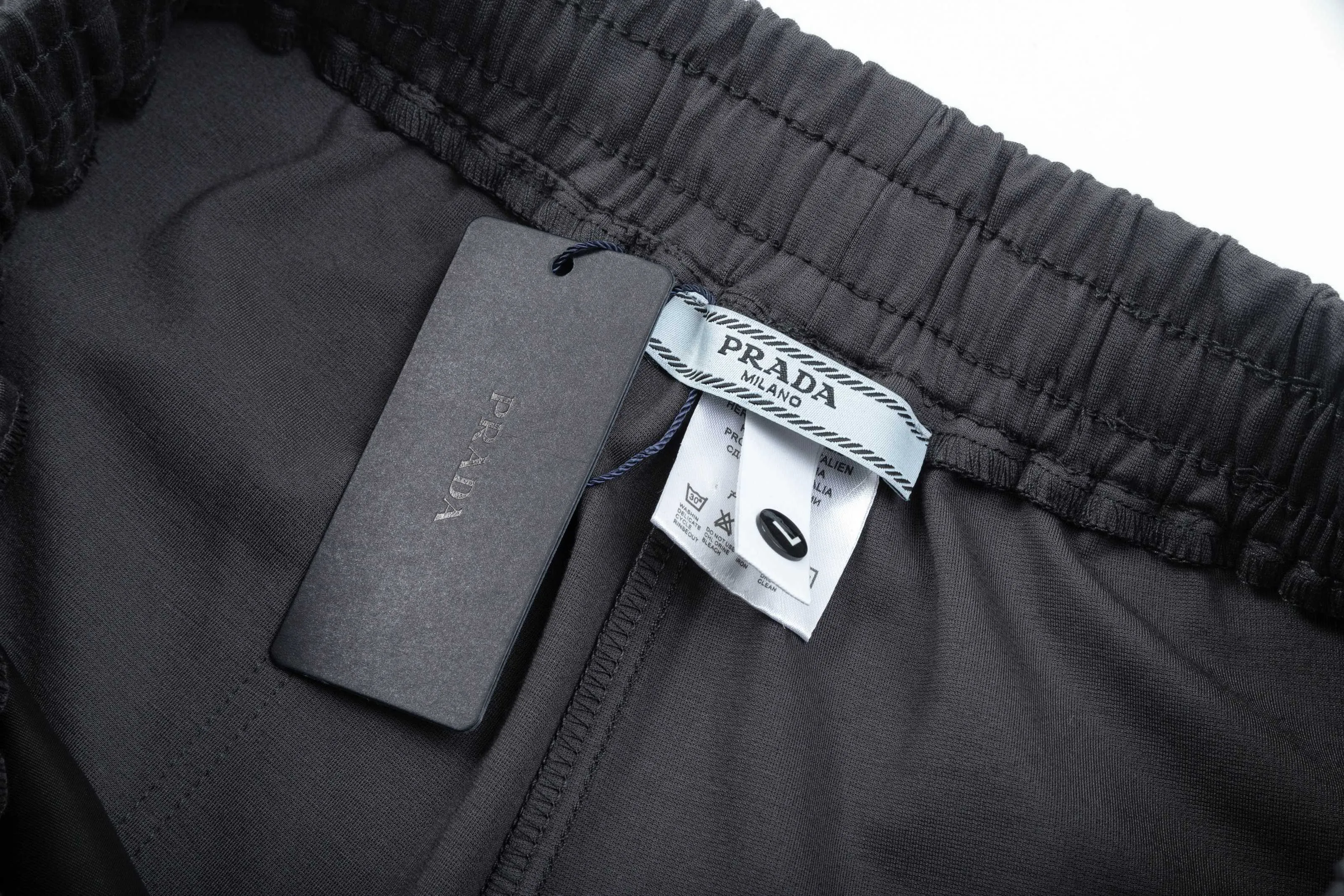 【PRADA  公式旗艦店】プラダ ショートパンツご好評に付き再入荷！250227