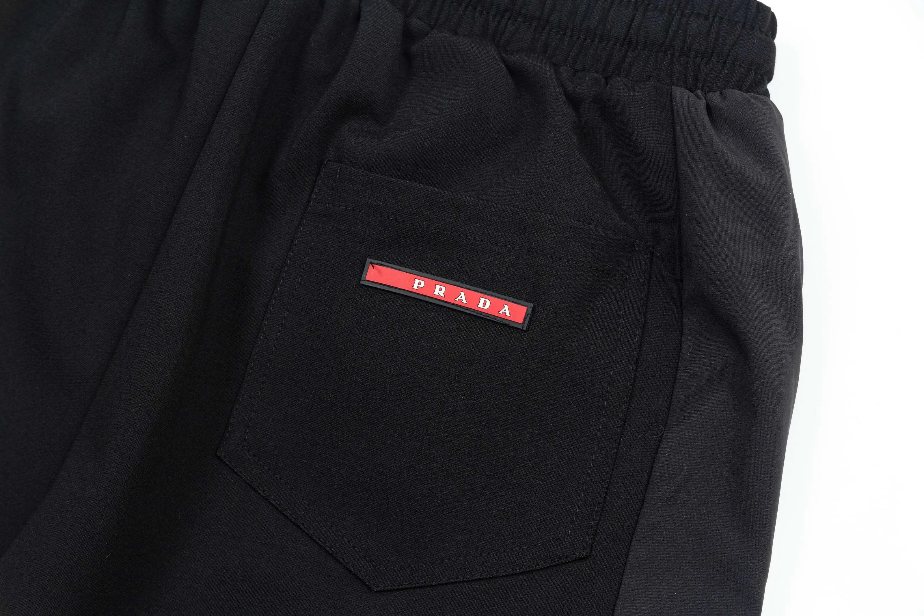 【PRADA  公式旗艦店】プラダ ショートパンツご好評に付き再入荷！250227