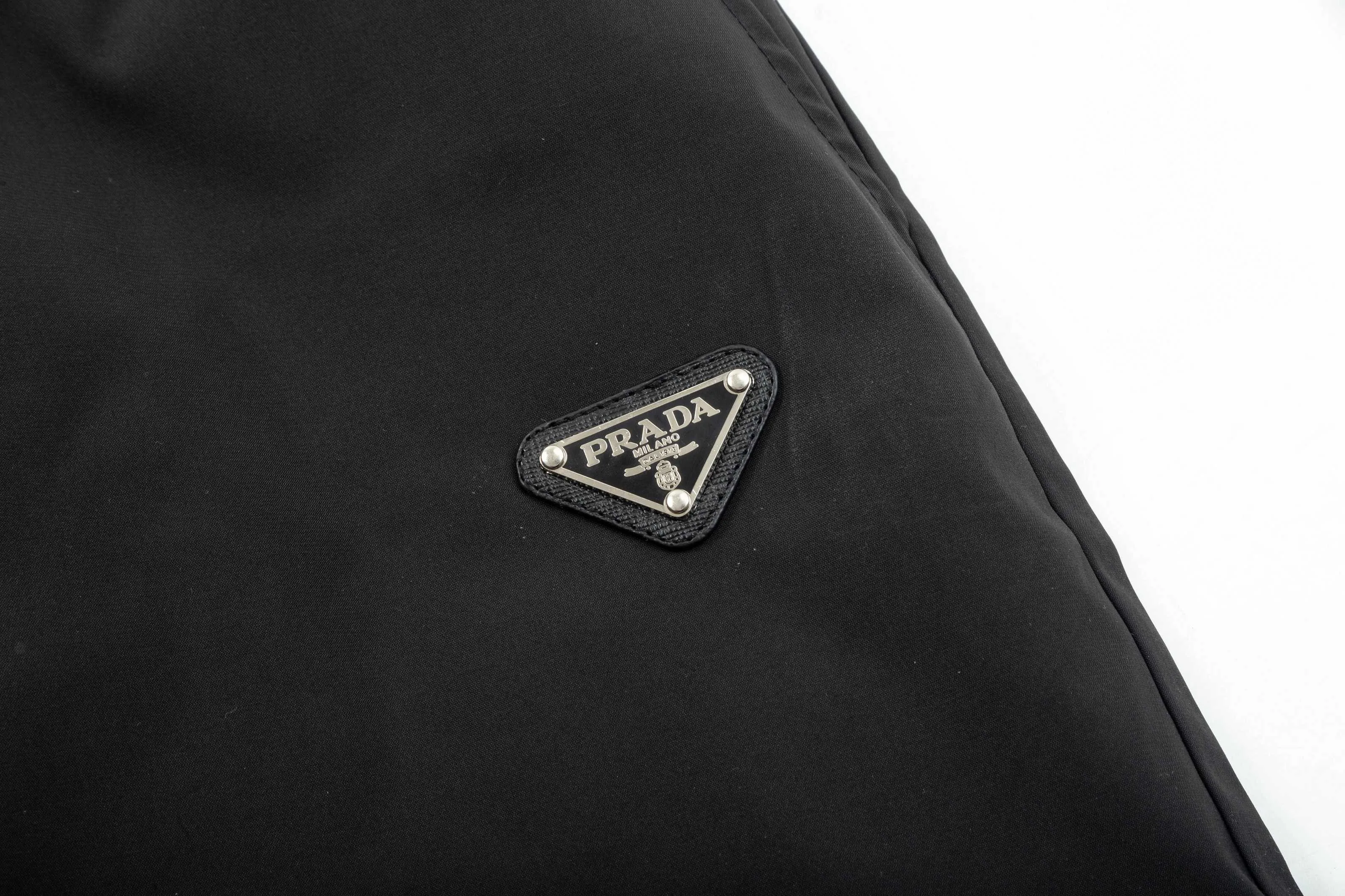 【PRADA  公式旗艦店】プラダ ショートパンツご好評に付き再入荷！250227