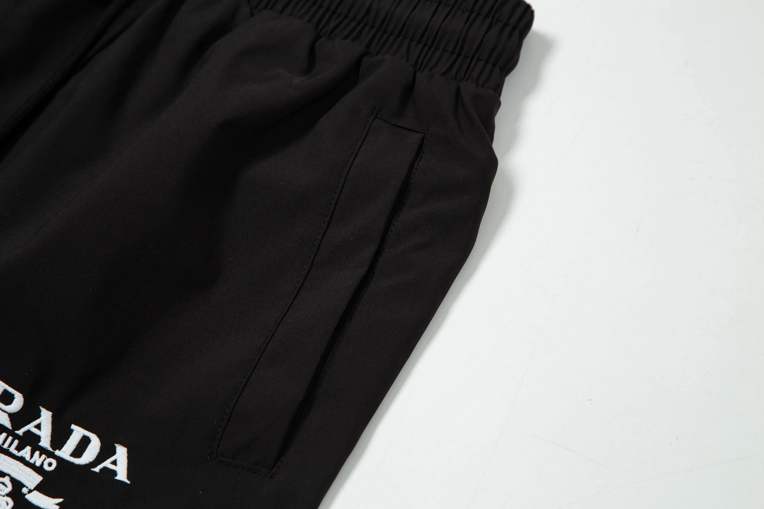 【PRADA  公式旗艦店】プラダ  ショートパンツご好評に付き再入荷！250227
