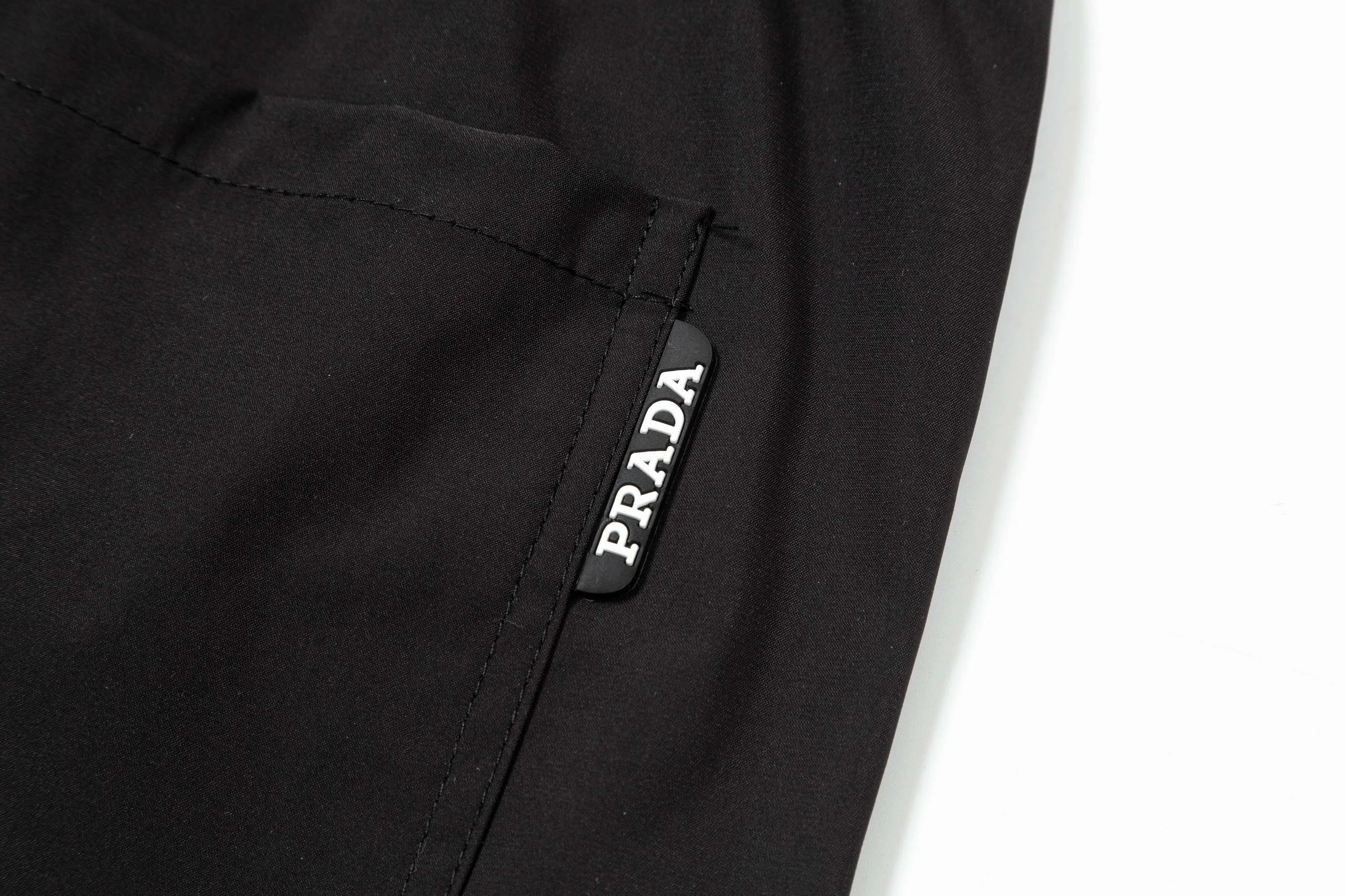 【PRADA  公式旗艦店】プラダ  ショートパンツご好評に付き再入荷！250227