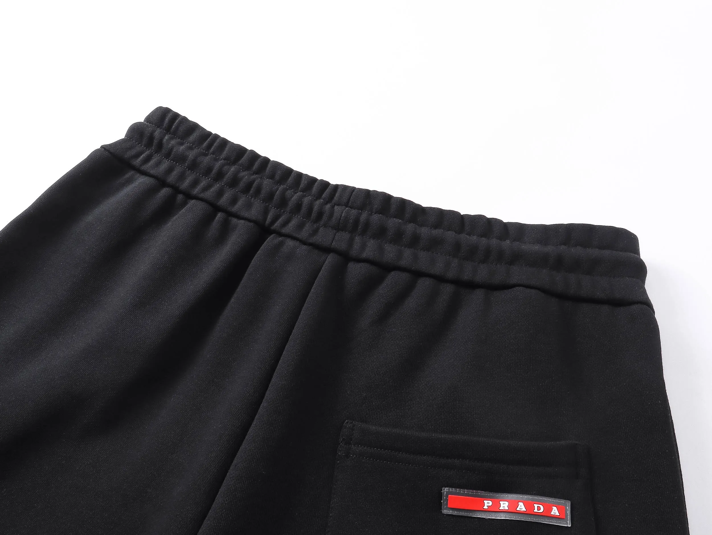 【PRADA  公式旗艦店】プラダ  ショートパンツご好評に付き再入荷！250227