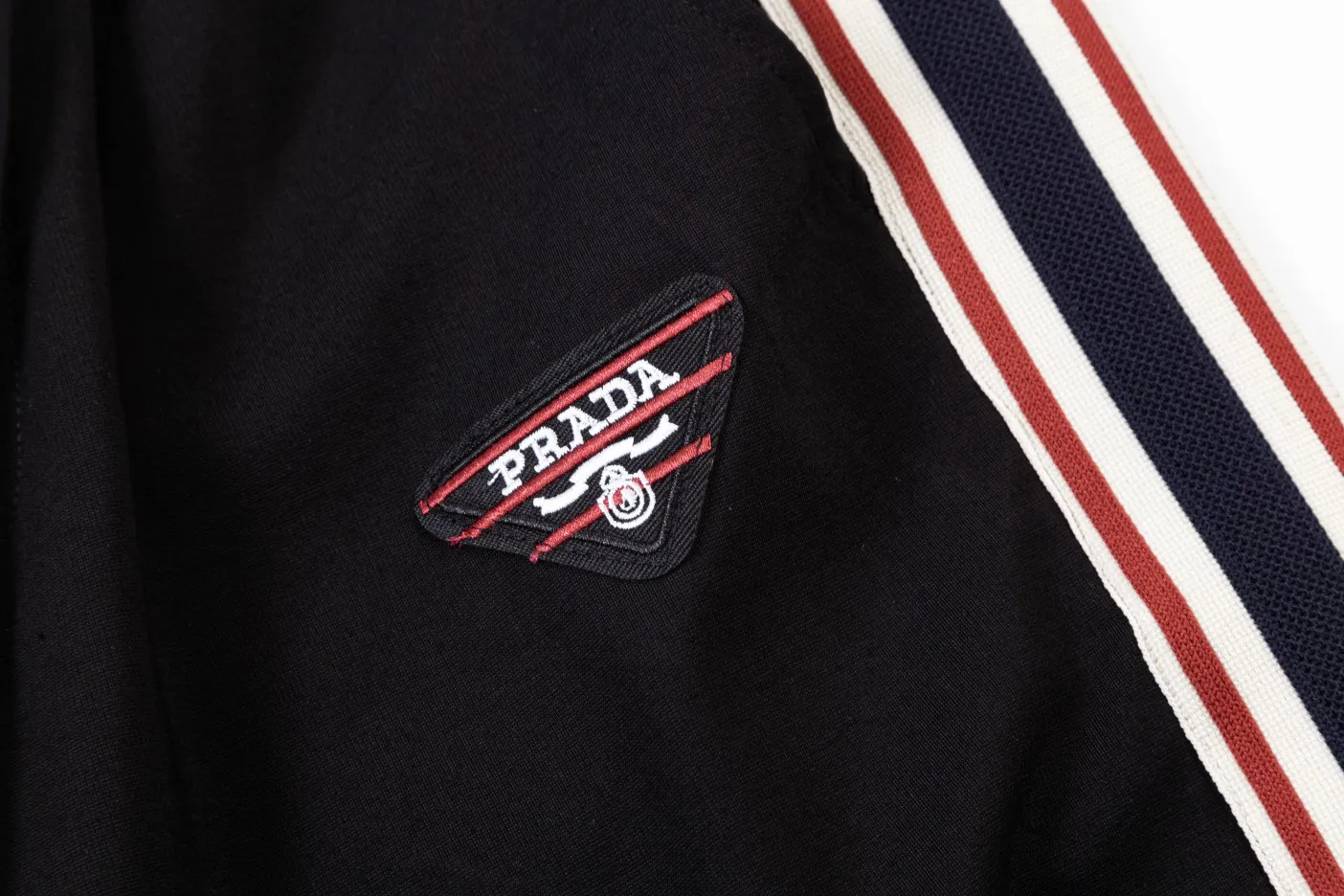 【PRADA  公式旗艦店】プラダ  ショートパンツ  ご好評に付き再入荷！