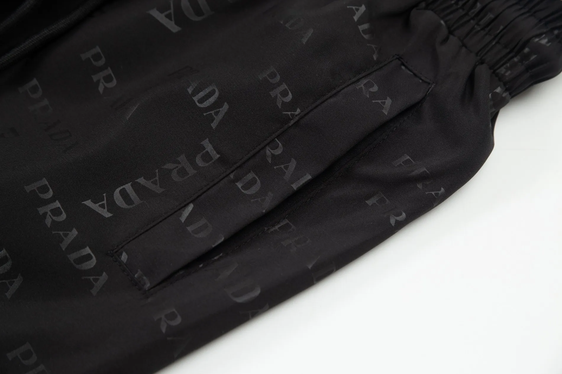 【PRADA  公式旗艦店】プラダ  ショートパンツ  ご好評に付き再入荷！