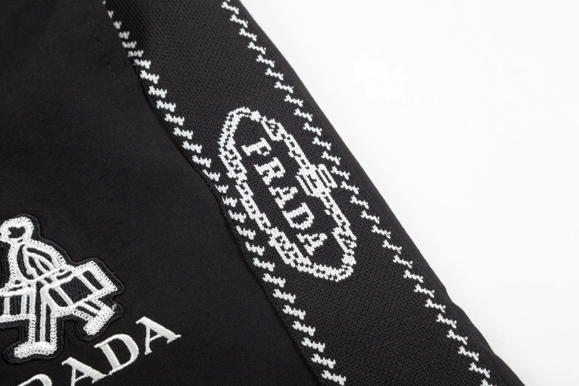 【PRADA  公式旗艦店】プラダ  ショートパンツ  ご好評に付き再入荷！