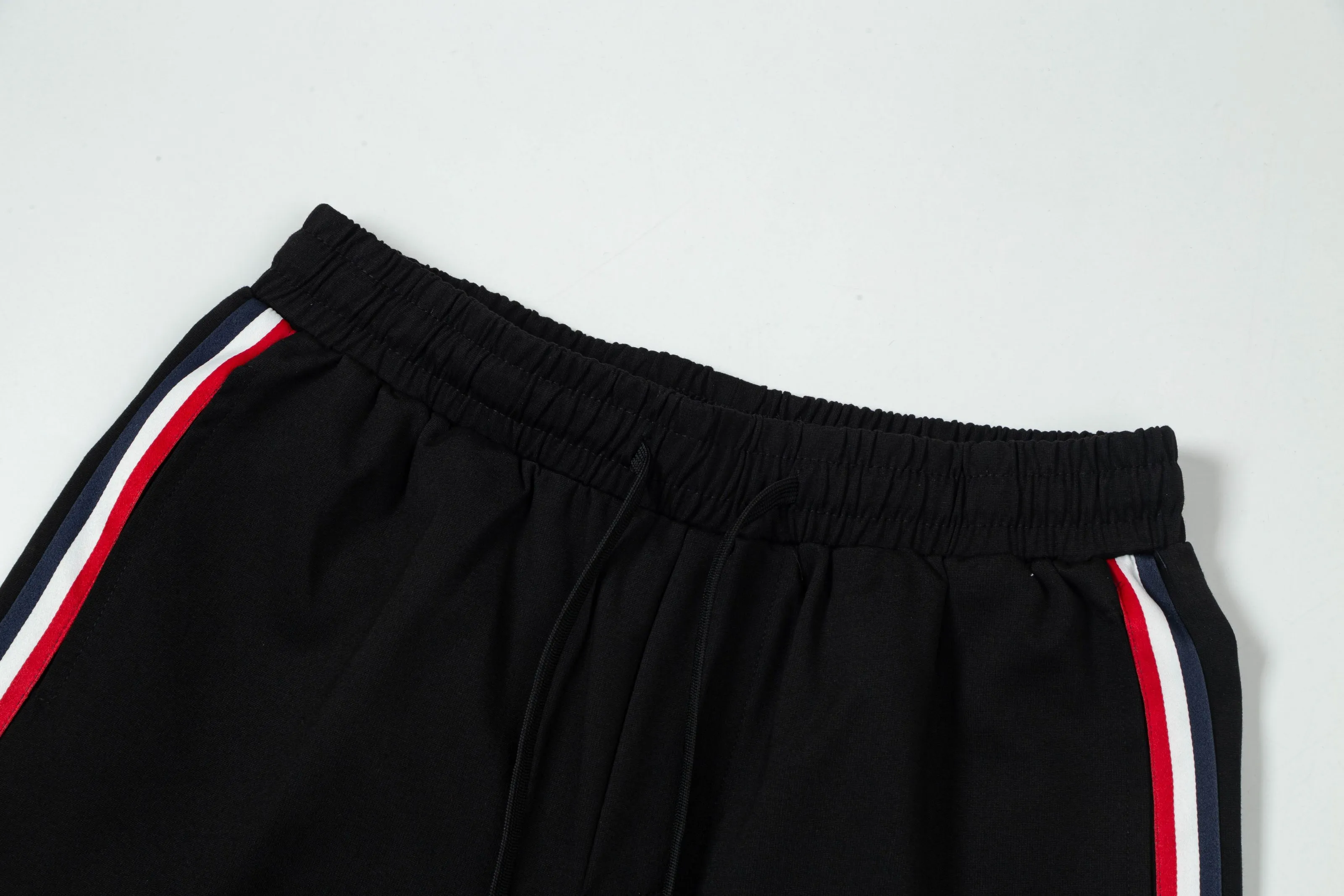 【ThomBrowne  公式旗艦店】トムブラウン  ショートパンツご好評に付き再入荷！250227