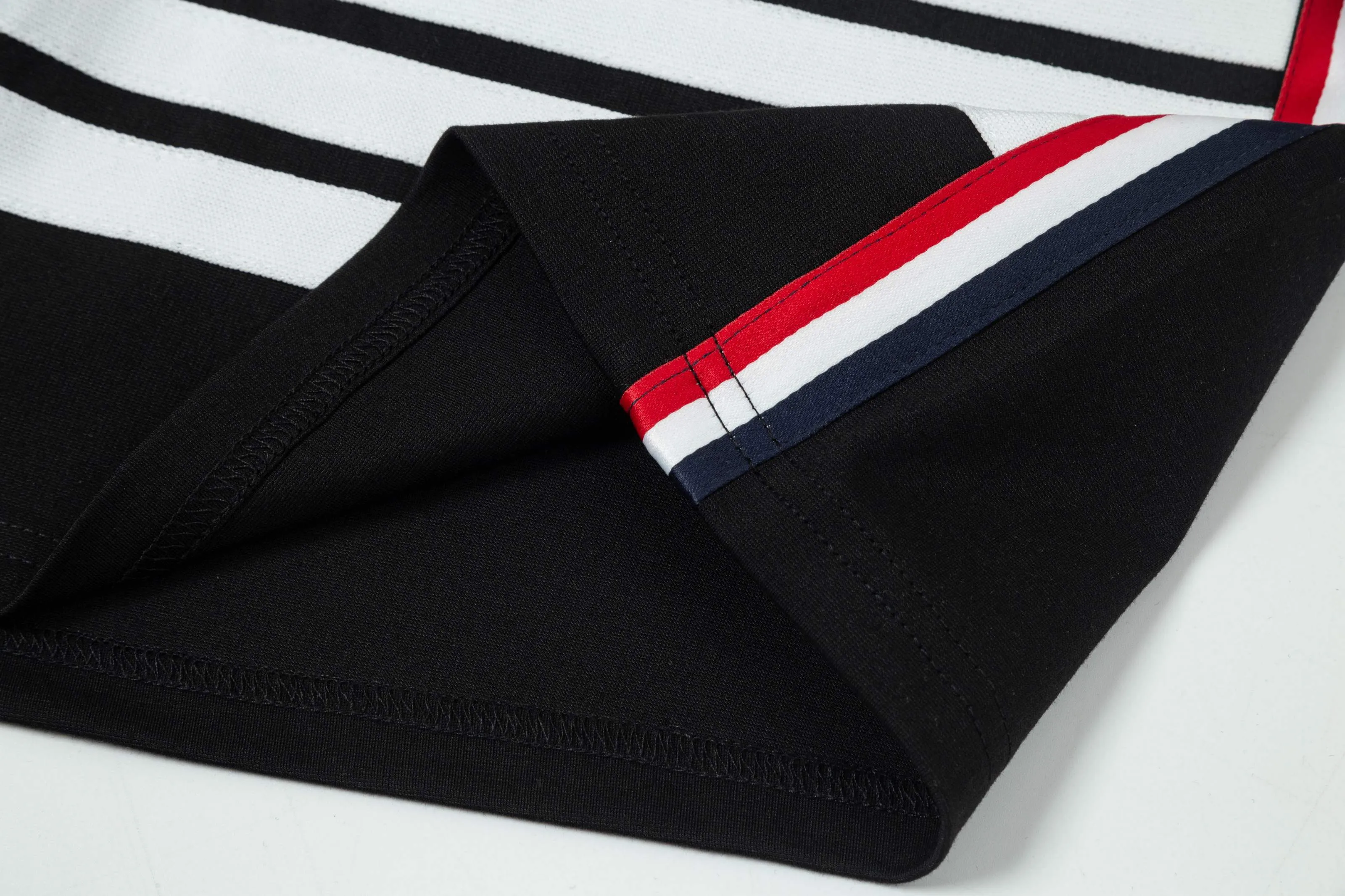 【ThomBrowne  公式旗艦店】トムブラウン  ショートパンツご好評に付き再入荷！250227
