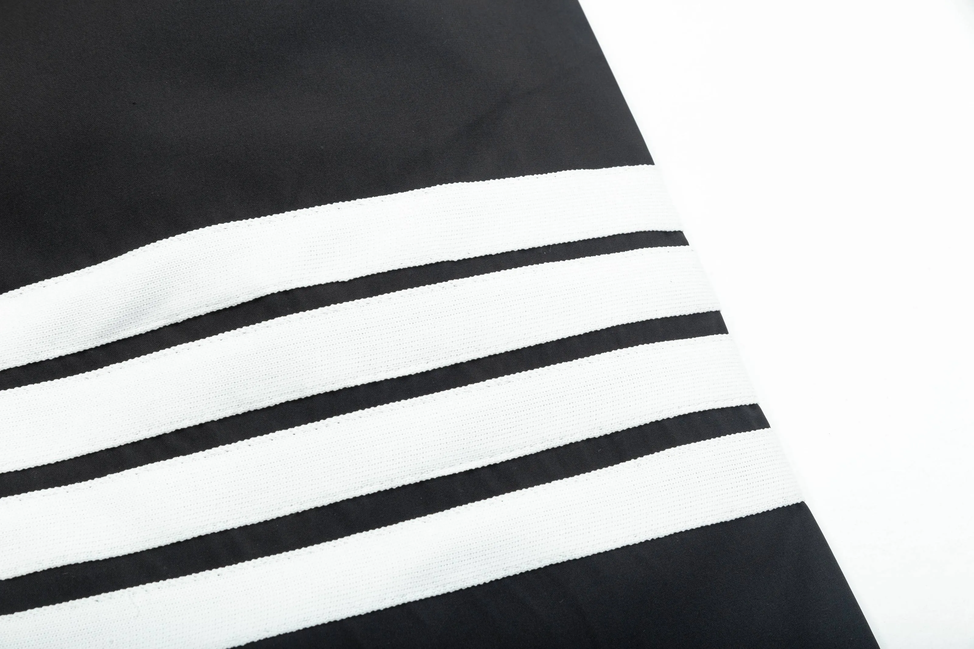 【ThomBrowne   公式旗艦店】トムブラウン  ショートパンツご好評に付き再入荷！250227