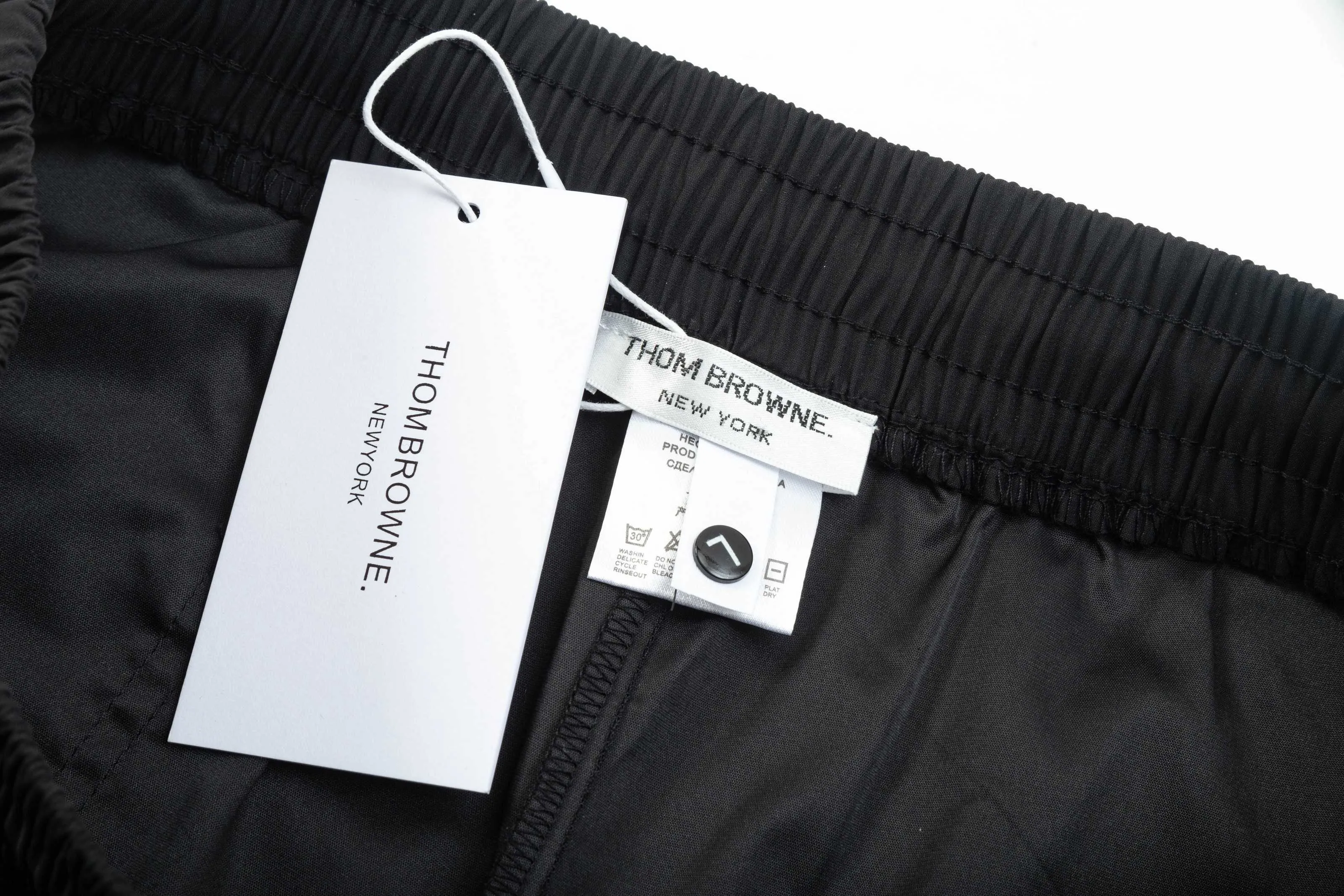 【ThomBrowne   公式旗艦店】トムブラウン  ショートパンツご好評に付き再入荷！250227