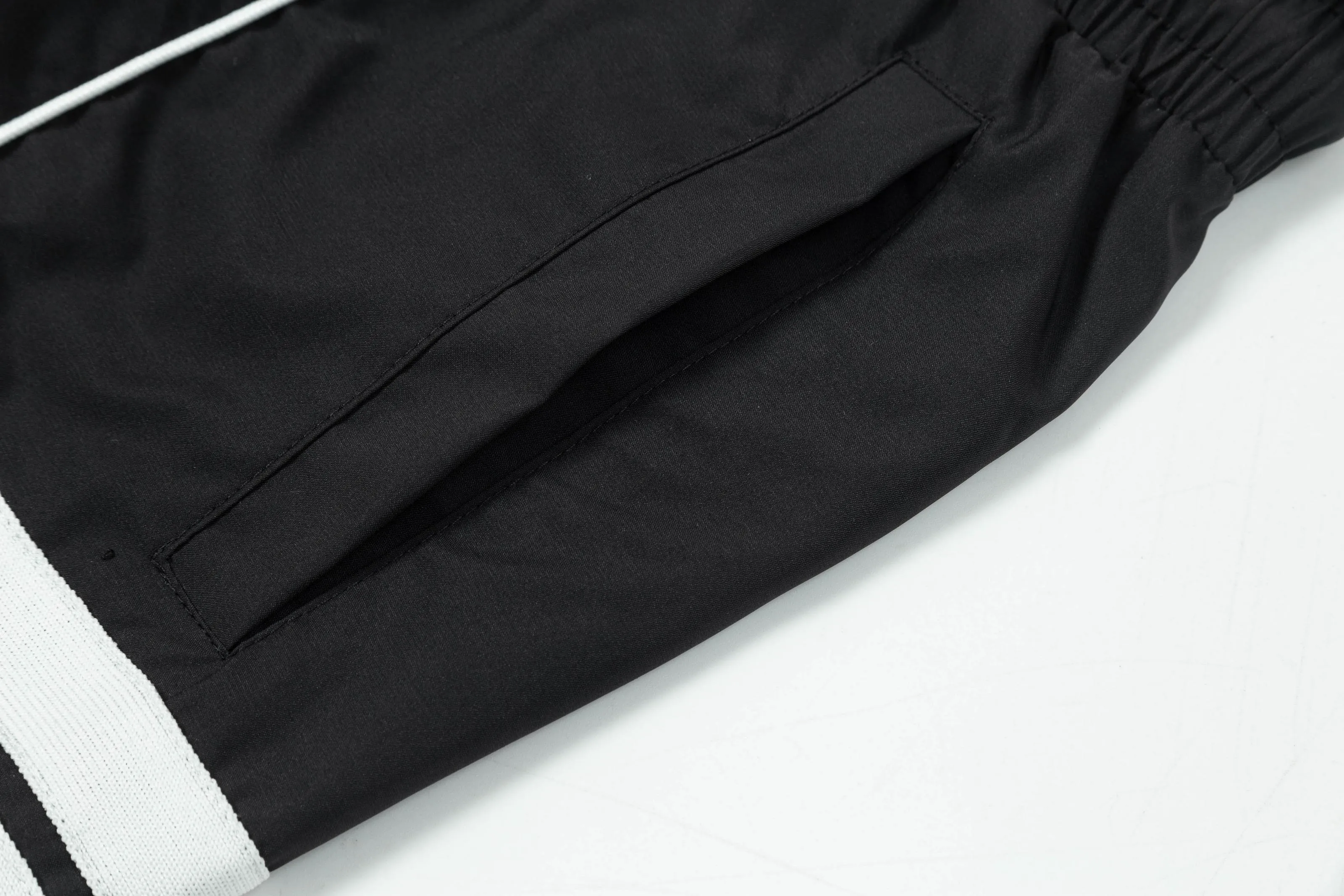 【ThomBrowne   公式旗艦店】トムブラウン  ショートパンツご好評に付き再入荷！250227
