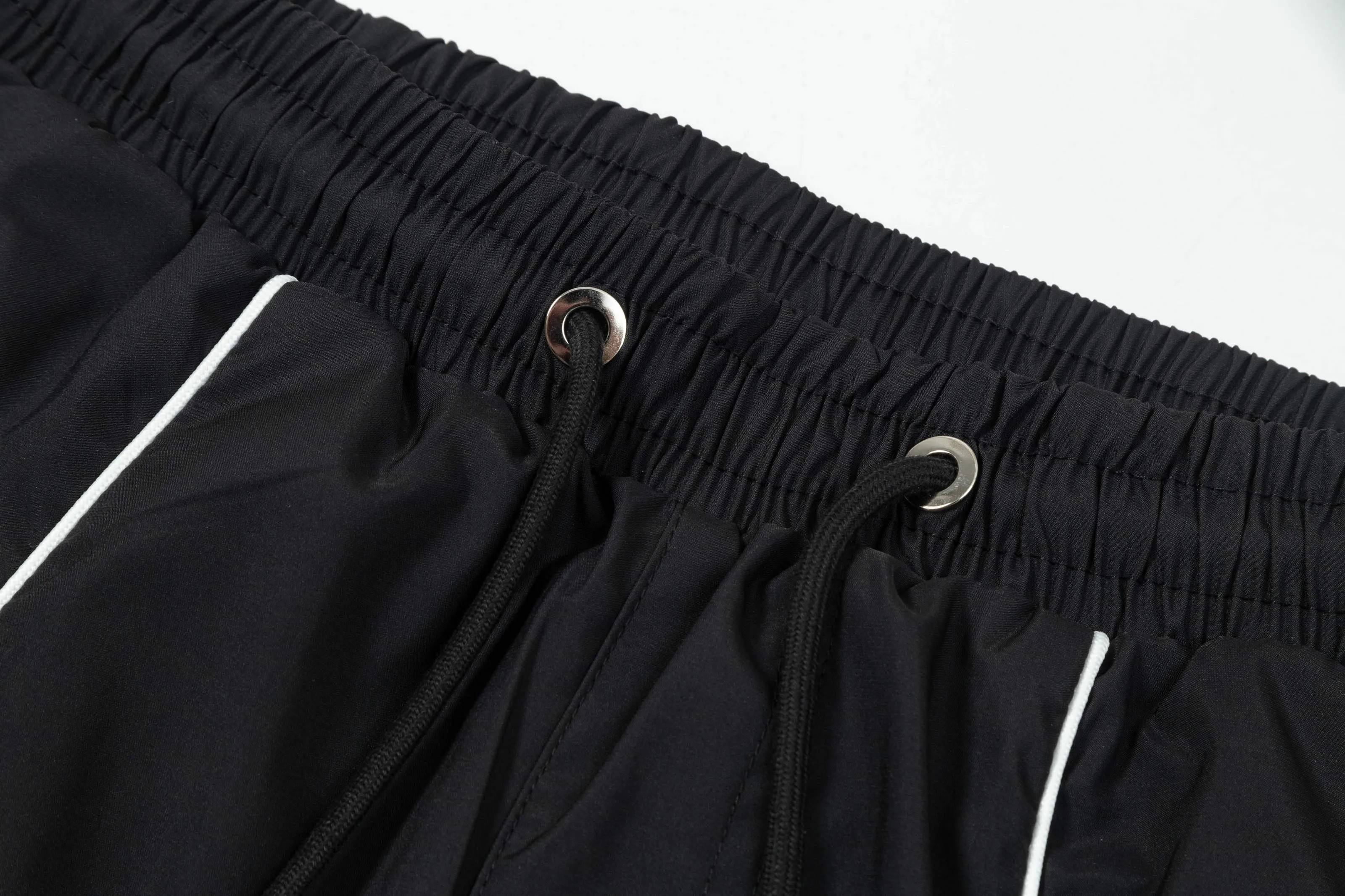 【ThomBrowne   公式旗艦店】トムブラウン  ショートパンツご好評に付き再入荷！250227