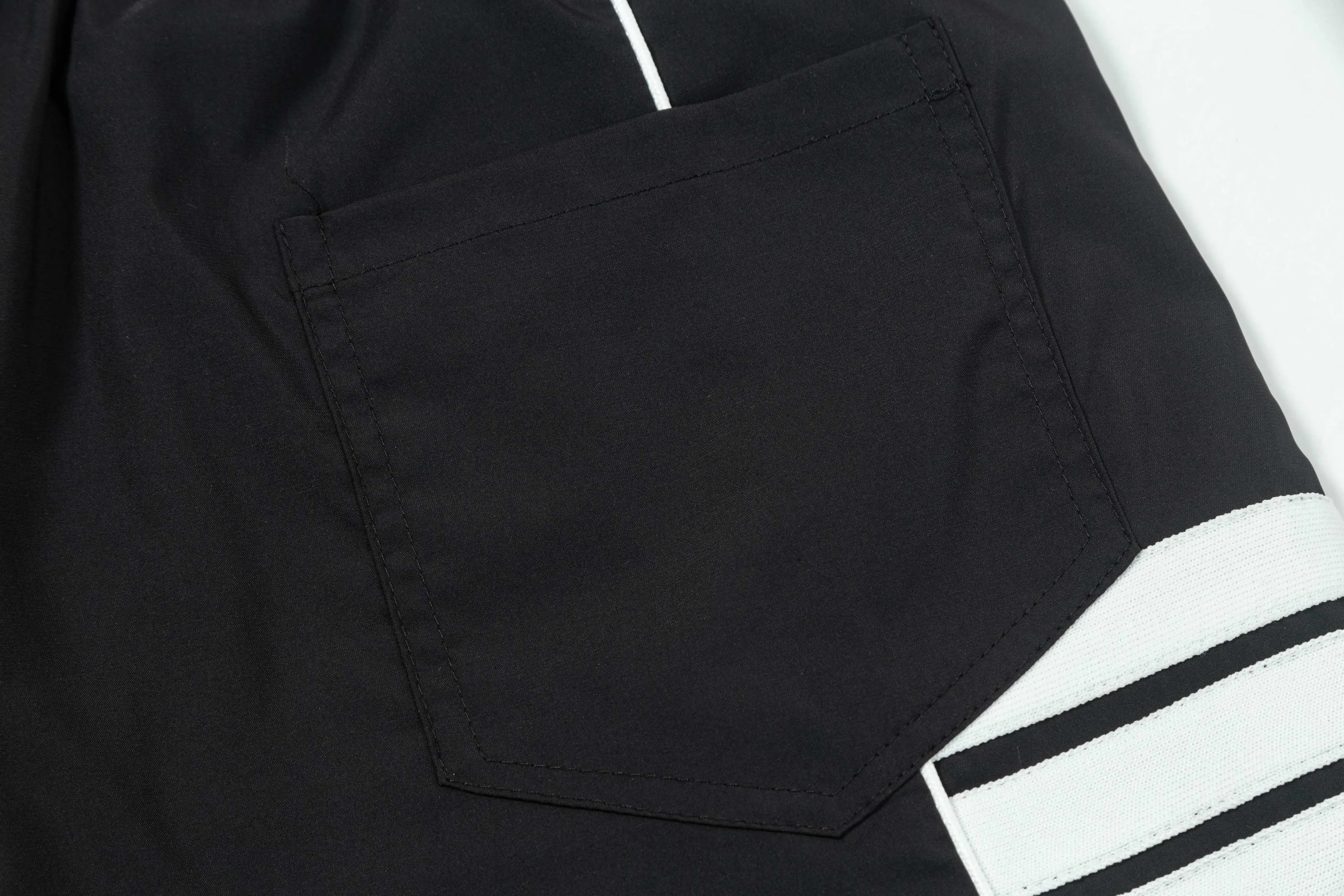 【ThomBrowne   公式旗艦店】トムブラウン  ショートパンツご好評に付き再入荷！250227
