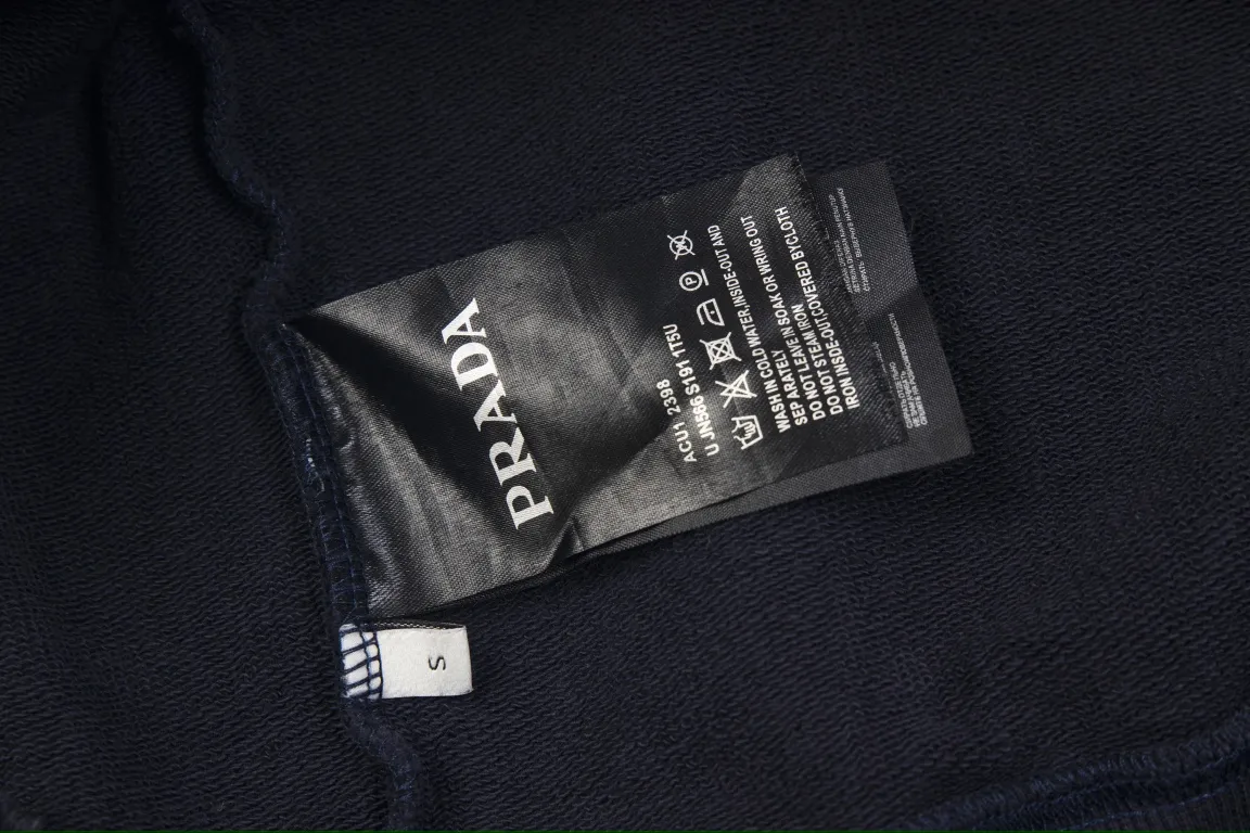 【PRADA 公式旗艦店】プラダ  丸首の衛衣 スウェットご好評に付き再入荷 240925