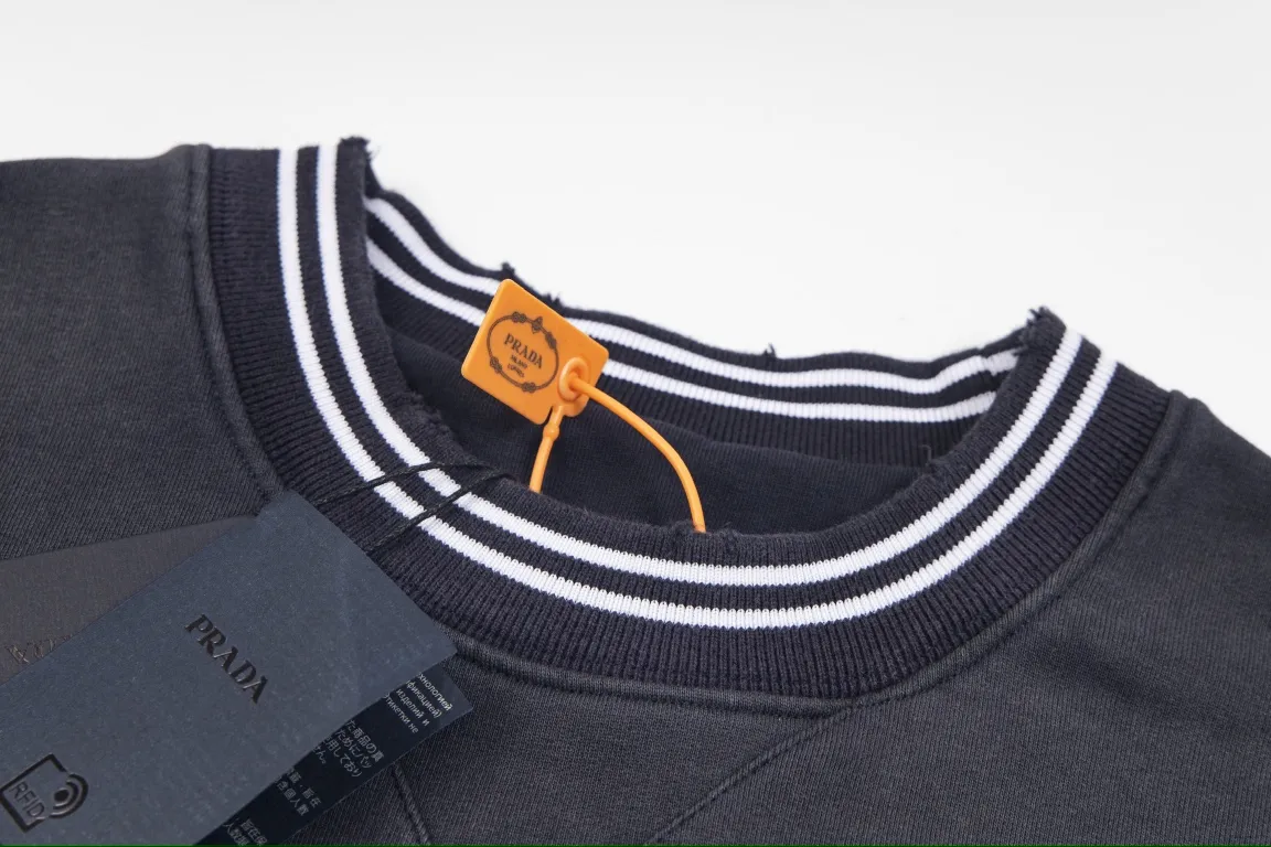 【PRADA 公式旗艦店】プラダ  丸首の衛衣 スウェットご好評に付き再入荷 240925