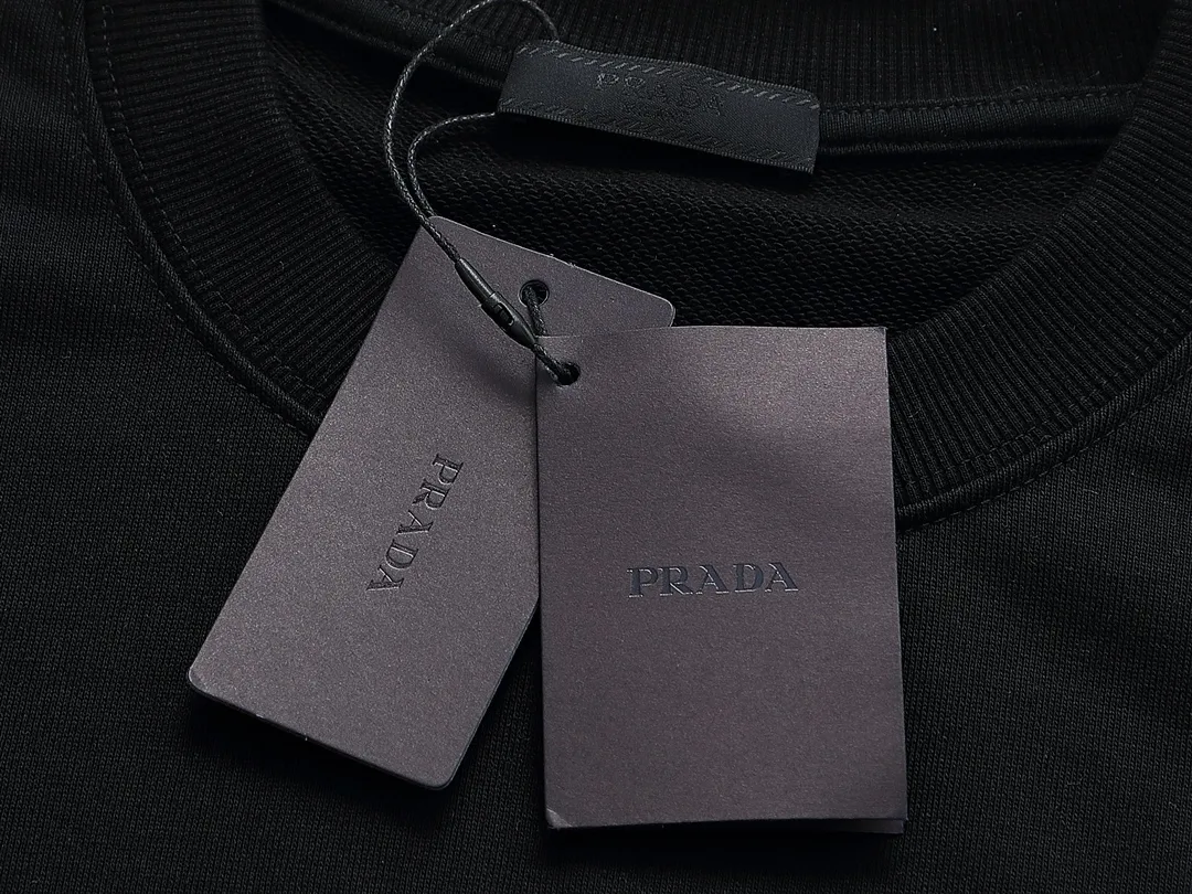 【PRADA 公式旗艦店】プラダ  丸首の衛衣 スウェットご好評に付き再入荷 240925