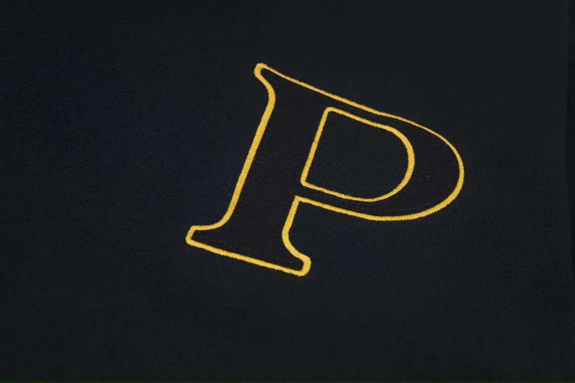 【PRADA 公式旗艦店】プラダ  丸首の衛衣 スウェットご好評に付き再入荷 240925