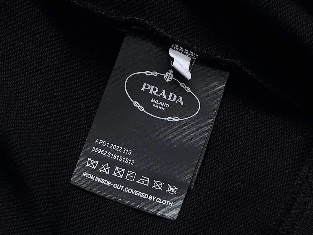 【PRADA 公式旗艦店】プラダ  丸首の衛衣 スウェットご好評に付き再入荷 240809