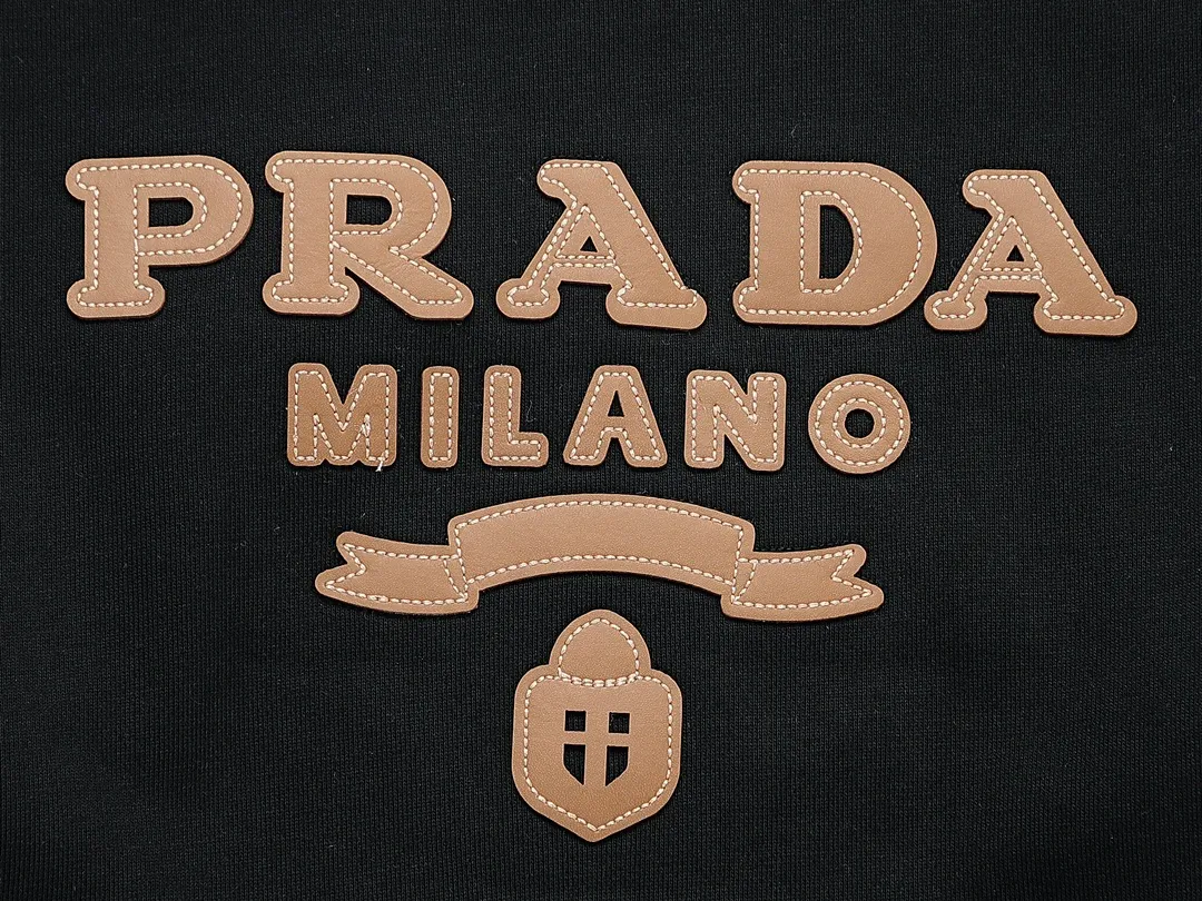 【PRADA 公式旗艦店】プラダ  丸首の衛衣 スウェットご好評に付き再入荷 240809
