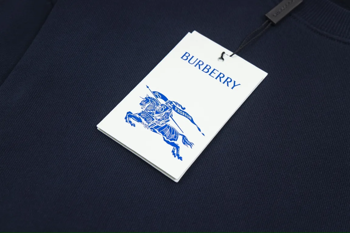 【BURBERRY   公式旗艦店】バーバリー   丸首の衛衣 スウェットご好評に付き再入荷 241025